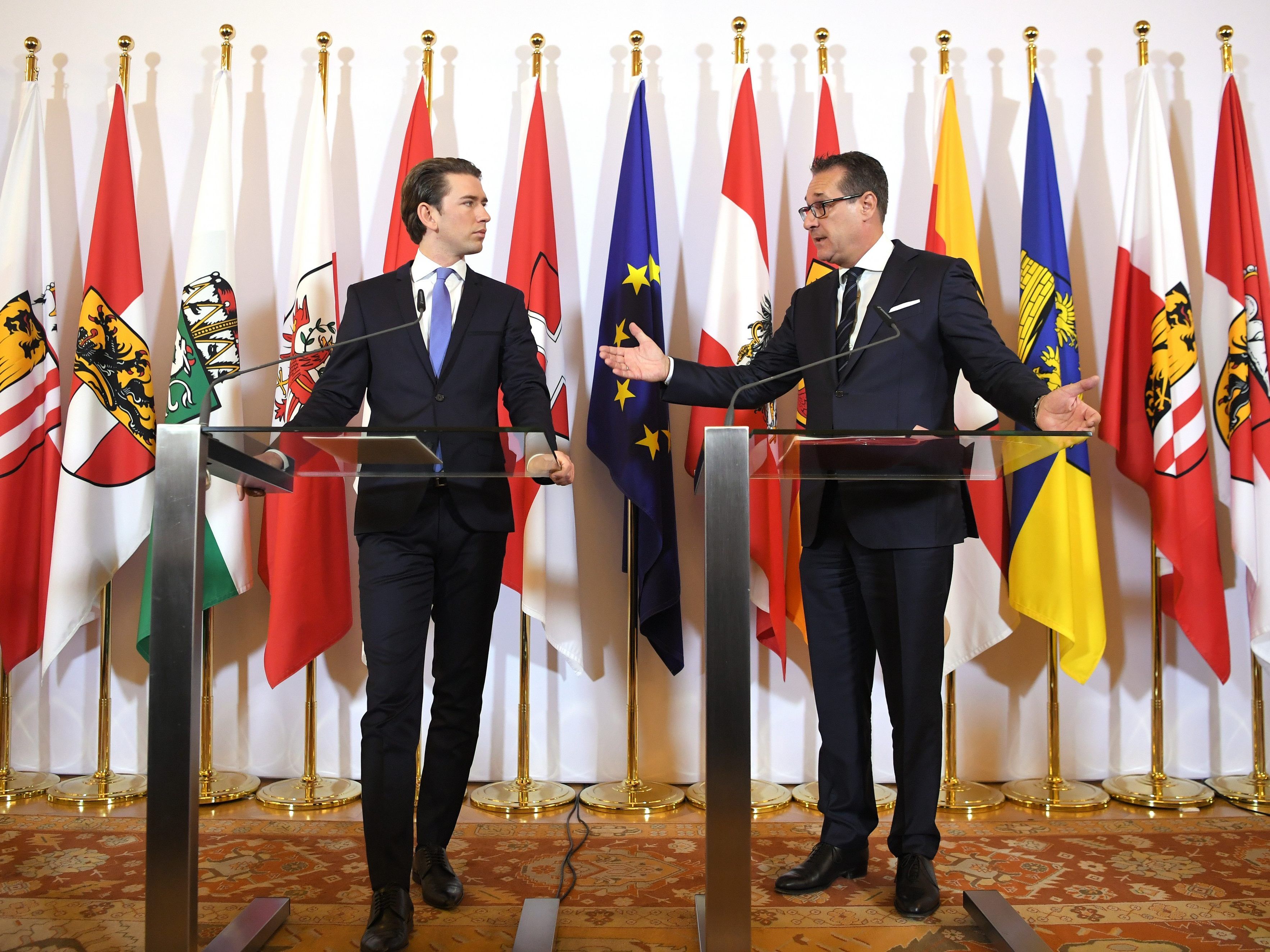 Kanzler Sebastian Kurz (ÖVP) und Vizekanzler Heinz-Christian Strache (FPÖ) sprachen über die Pläne zum Arbeitslosengeld Kanzler Sebastian Kurz (ÖVP) und Vizekanzler Heinz-Christian Strache (FPÖ) sprachen über die Pläne zum Arbeitslosengeld