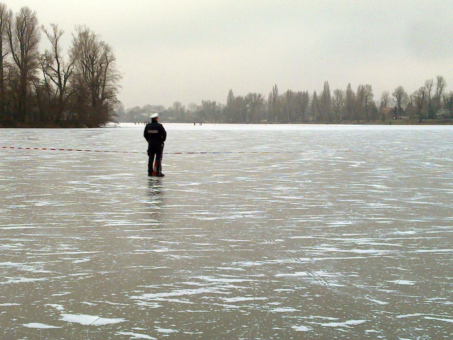 Die beiden Buben brachen 2004 in das Eis der Alten Donau ein. Die beiden Buben brachen 2004 in das Eis der Alten Donau ein.