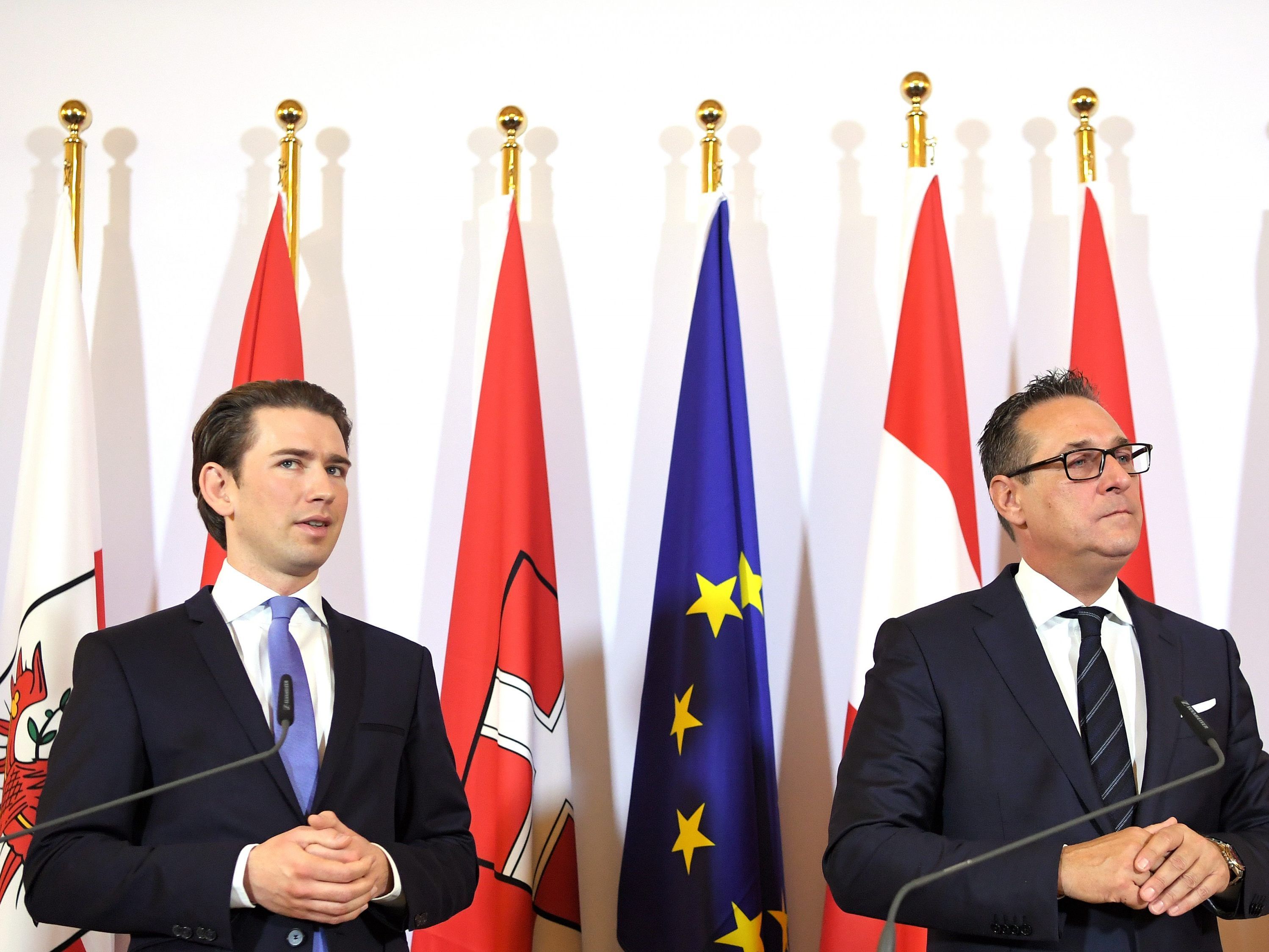 BK Sebastian Kurz (l.) und VK Heinz Christian Strache nach der Ministerrats-Sitzung zum Familienbonus