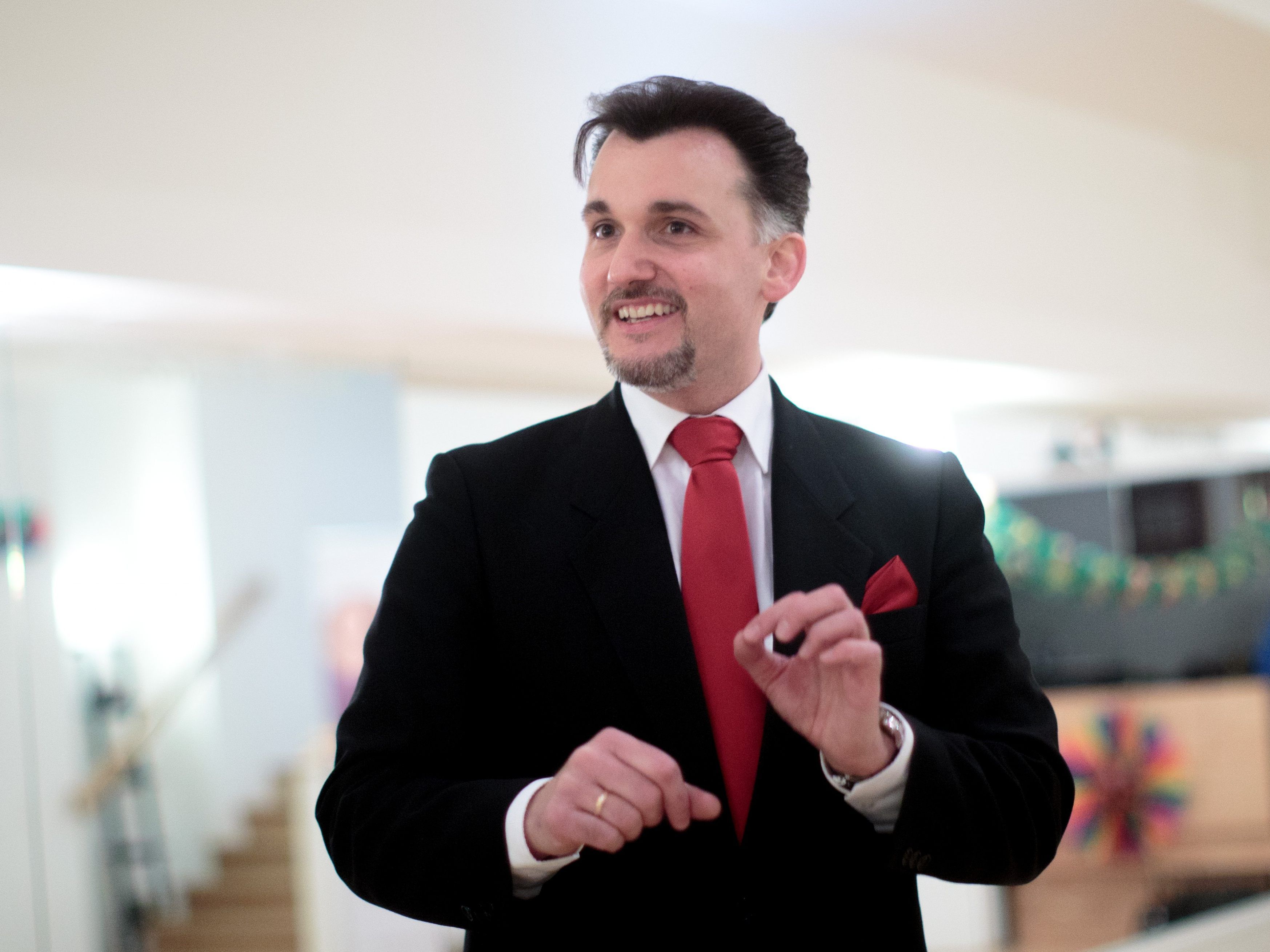 Der Opernball-Zeremonienmeister Svabek gab Quadrillen-Nachhilfe.