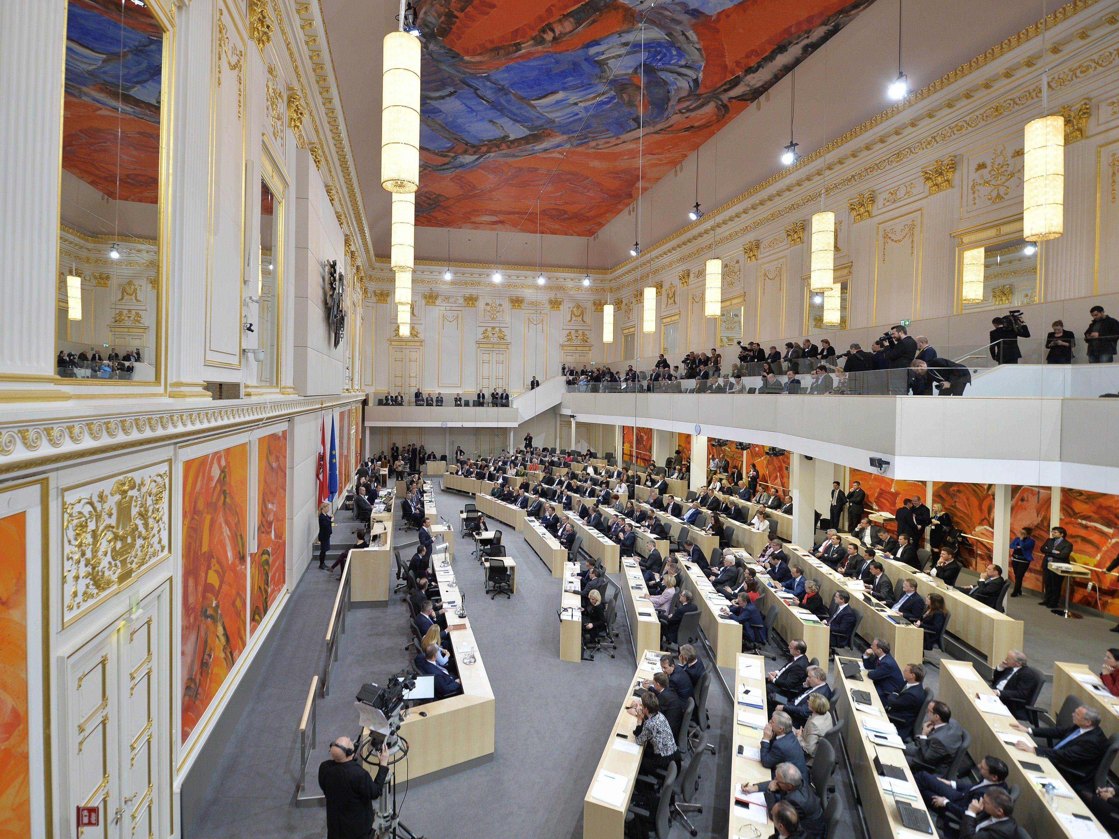 Die Minister Faßmann und Kickl werden ihre Erklärungen im Nationalrat abgeben.