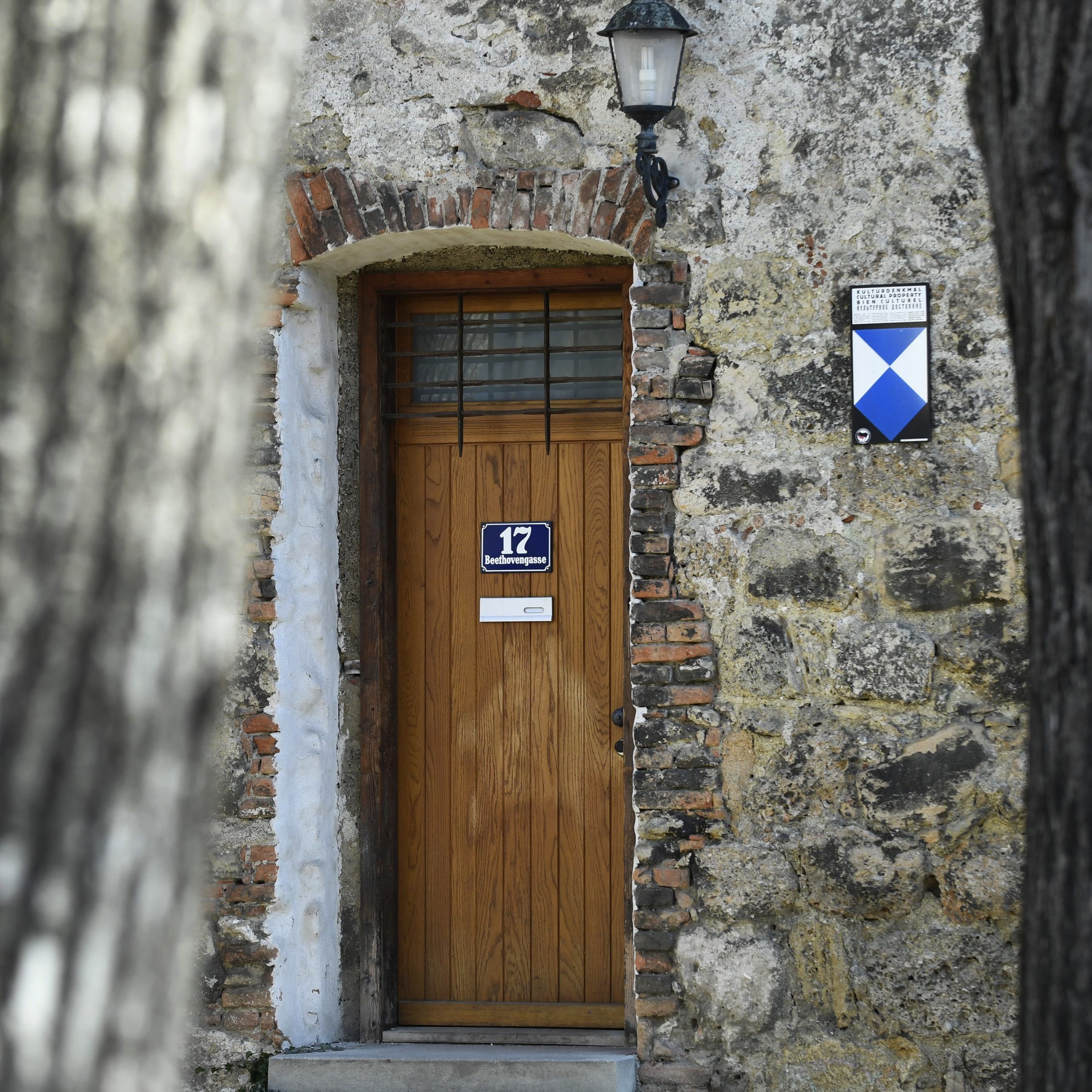 Der Illustrator des NS-Liederbuchs der "Germania" wehrt sich gegen die Vorwürfe.