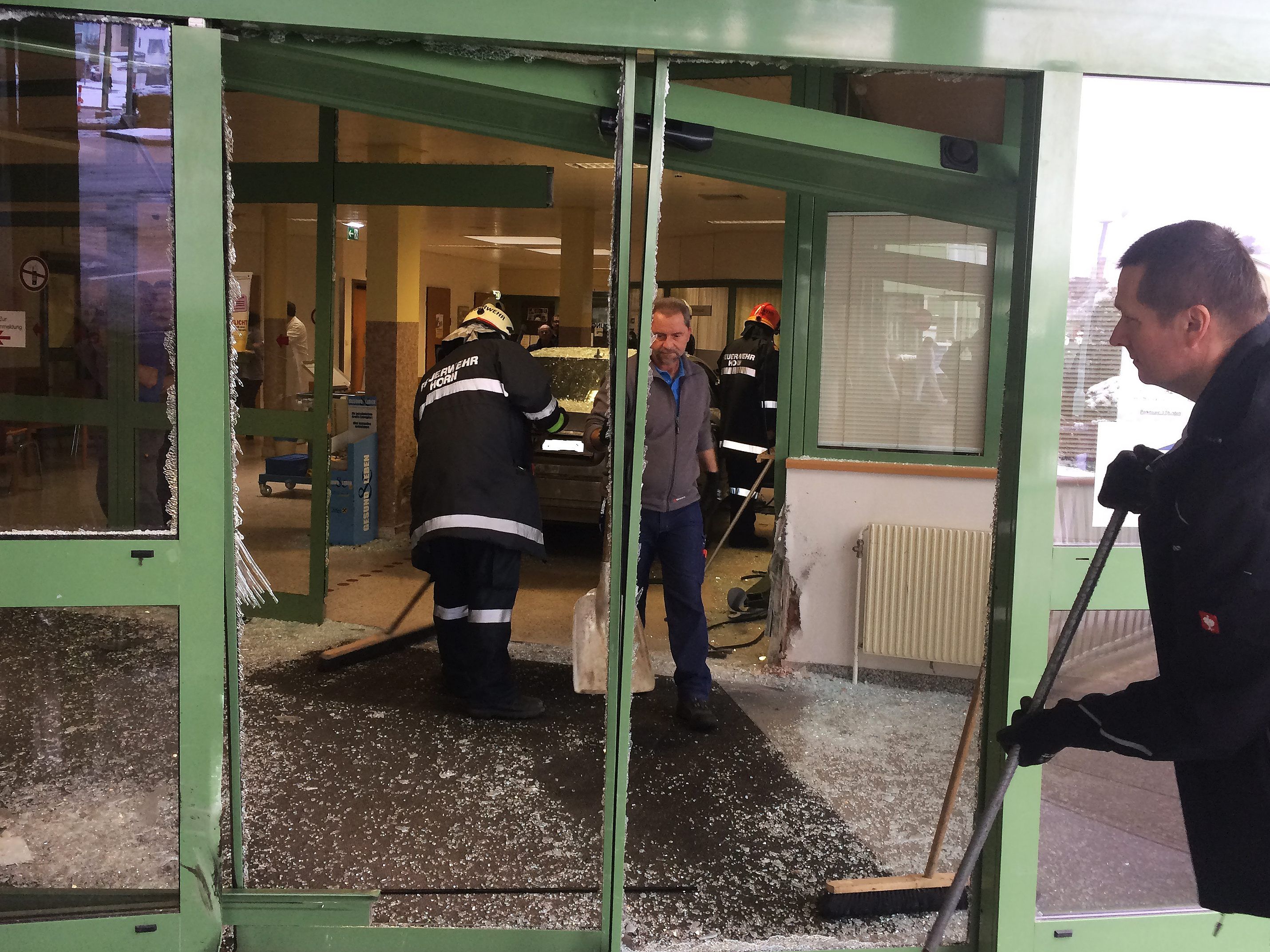 Ein Auto krachte in den Warteraum des Landesklinikums Horn.