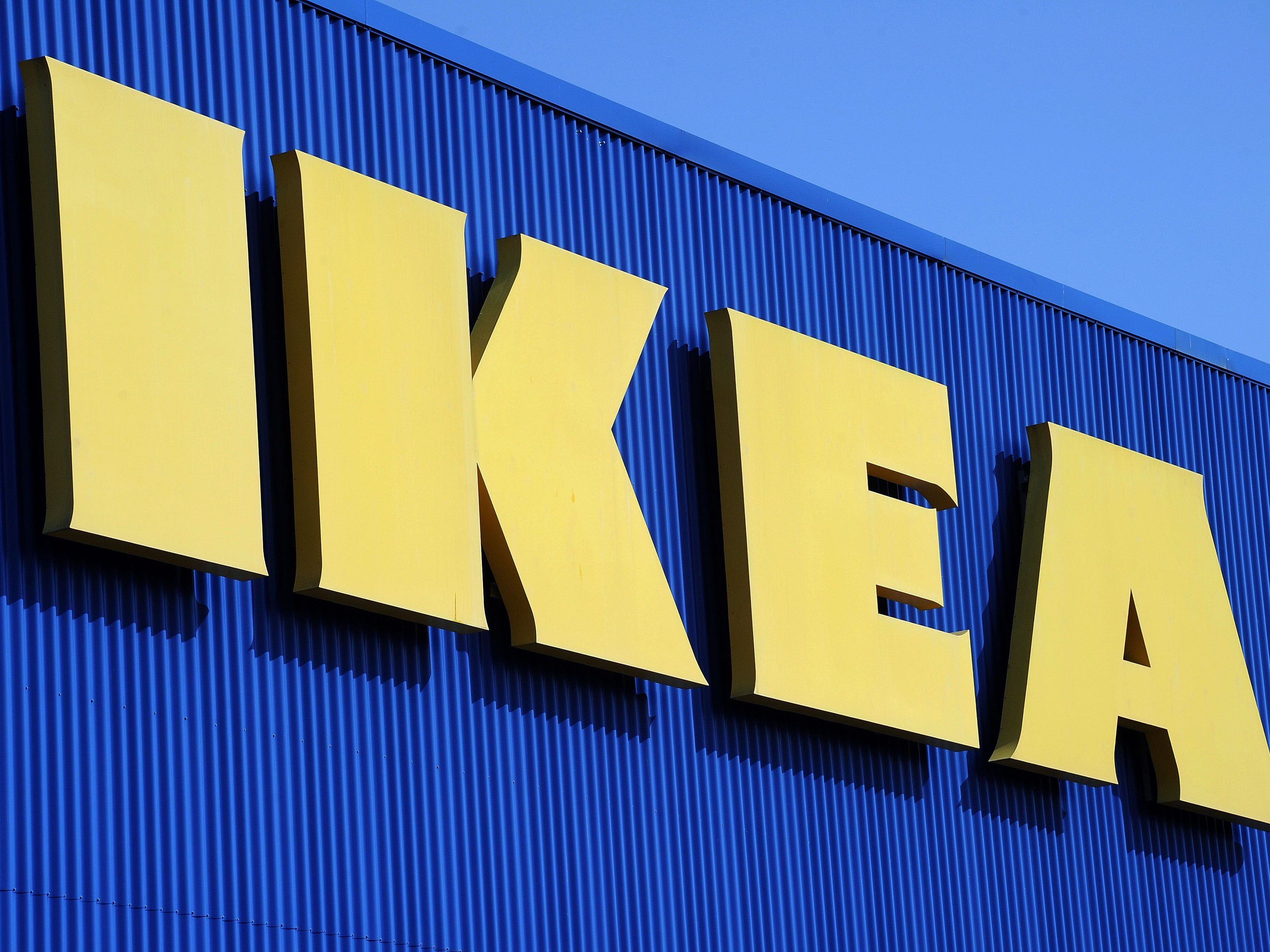 Eine Seite des IKEA-Katalogs ist gleichzeitig ein Schwangerschaftstest.