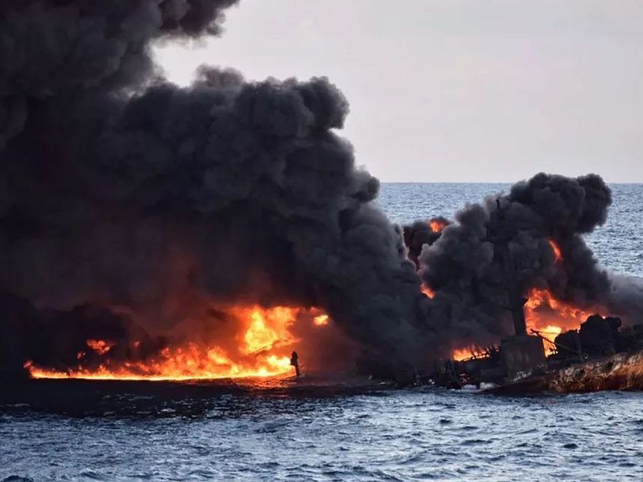 Experten warnen vor einer drohenden Umweltkatastrophe durch den gesunkenen Öltanker.