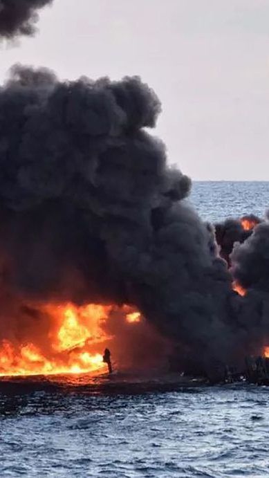 Experten warnen vor einer drohenden Umweltkatastrophe durch den gesunkenen Öltanker.