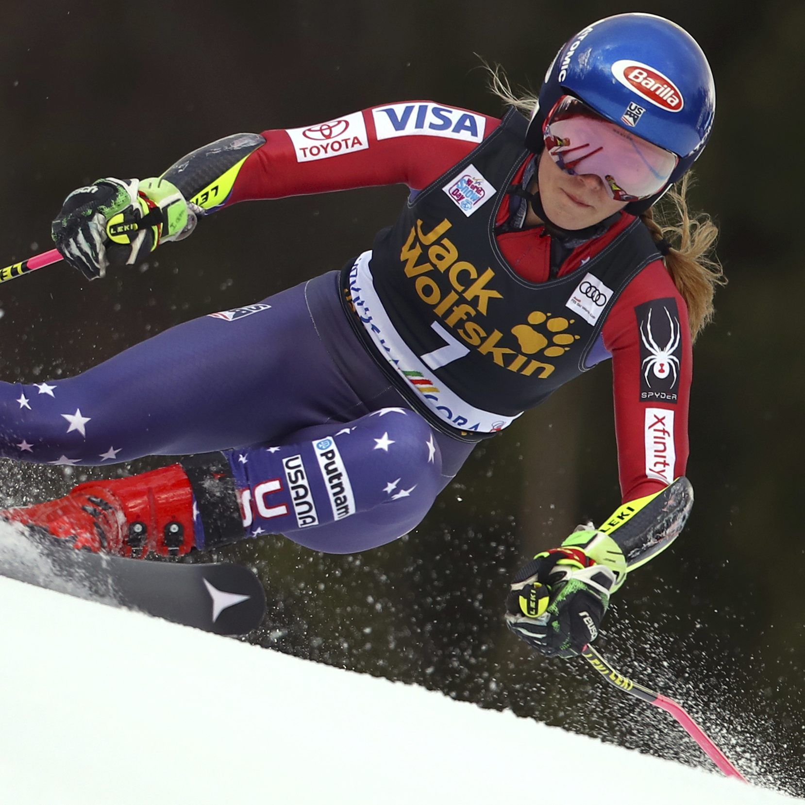 Mikaela Shiffrin führt im Riesentorlauf.