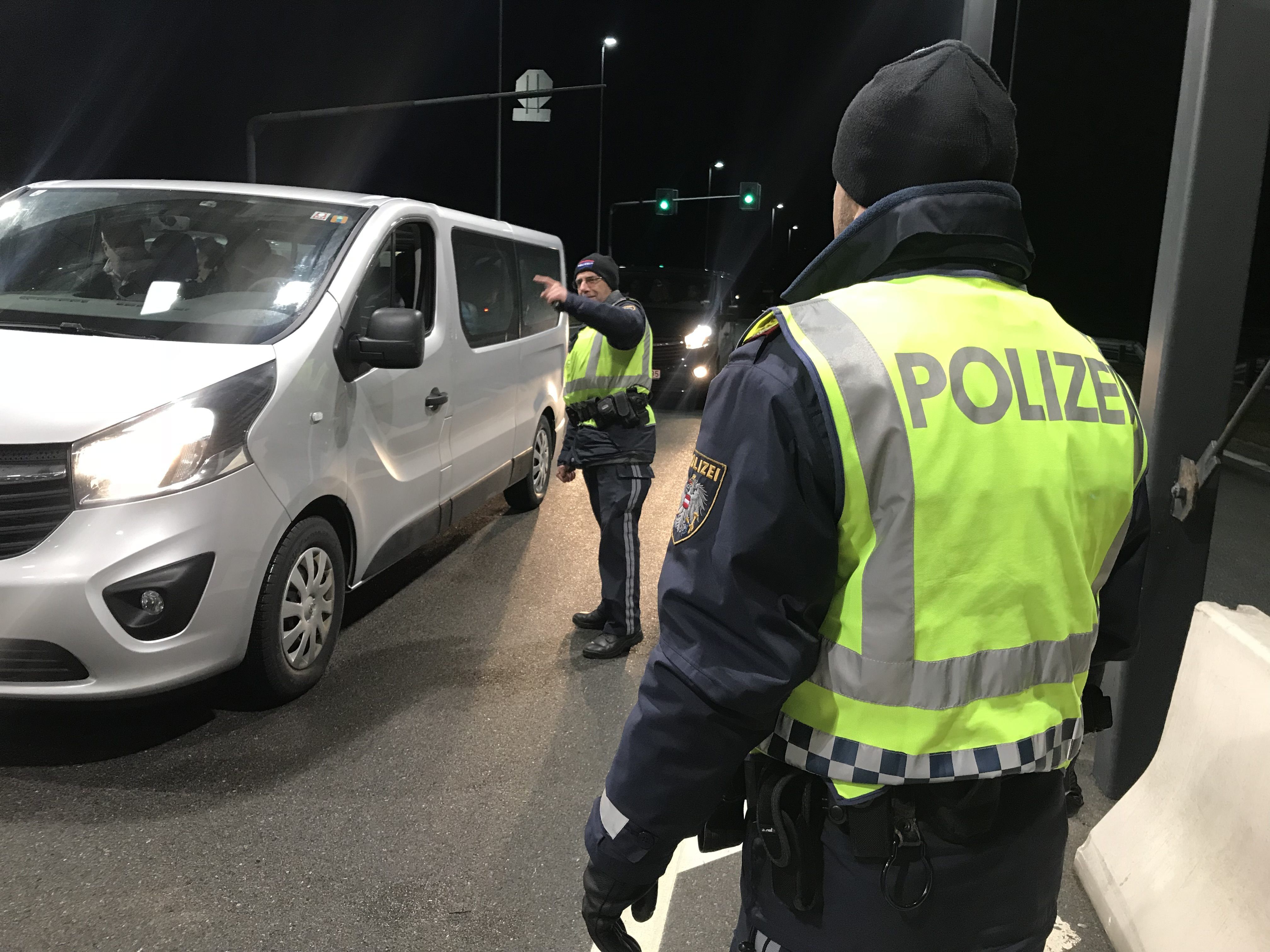 Die Polizei kontrolliert an unterschiedlichen grenznahen Orten.