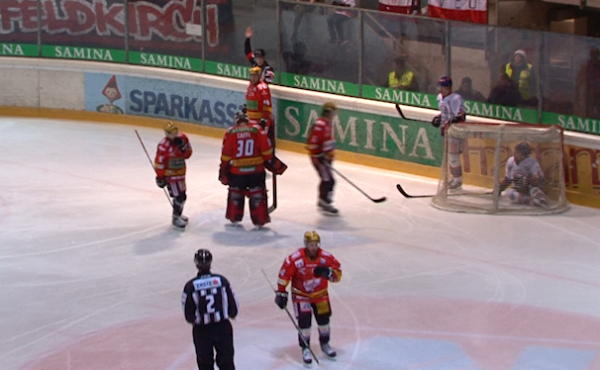 Bei dieser Aktion der angriffslustigen Adler landet Saringer statt dem Puck im VEU- Kasten.