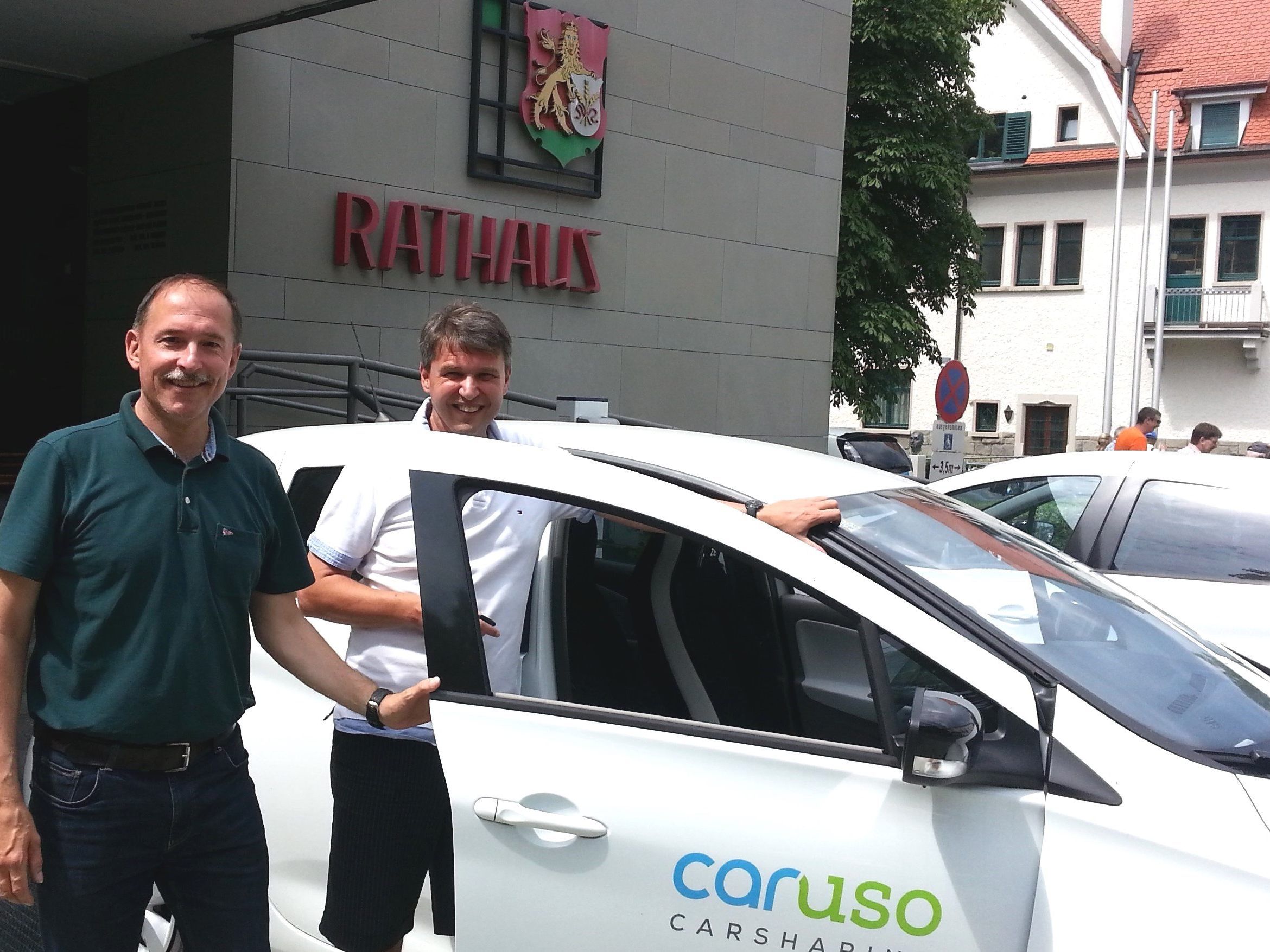 Bürgermeister Kurt Fischer und Mobilitätsgemeinderat Dietmar Haller: „Das Carsharing Auto steht beim Rathaus bereit. Der gratis Jahresbeitrag für 2018, soll ein Anreiz für neue Mitglieder sein“. Bürgermeister Kurt Fischer und Mobilitätsgemeinderat Dietmar Haller: „Das Carsharing Auto steht beim Rathaus bereit. Der gratis Jahresbeitrag für 2018, soll ein Anreiz für neue Mitglieder sein“.