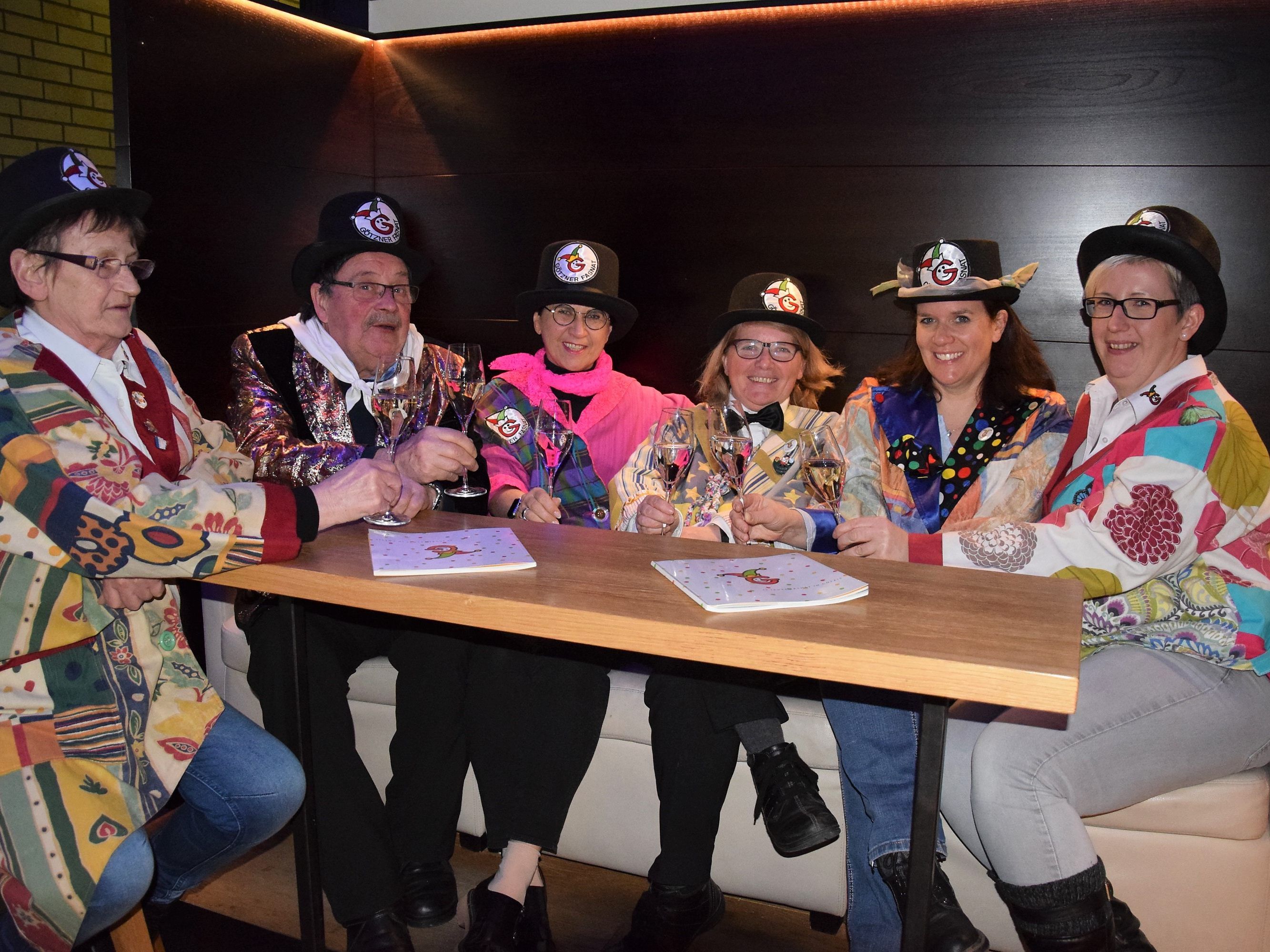 Halten die Fäden der Götzner Fasnat in der Hand: v.l. Silvia, Armin, Maria, Margot, Tina und Sabine