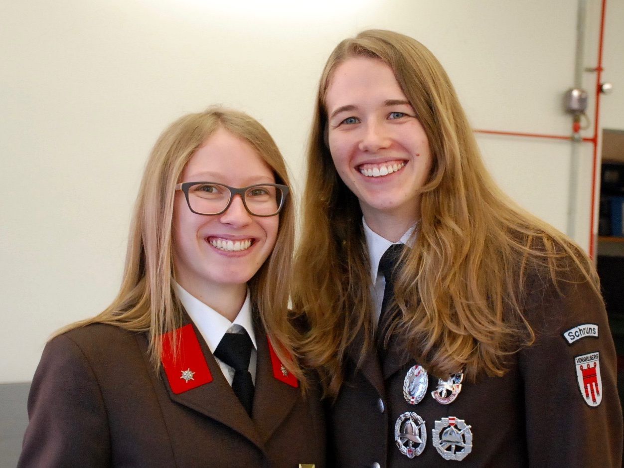 Bianca Rinderer und Maria Meßmer unterstützen die Feuerwehr und Feuerwehrjugend in Schruns nach besten Kräften.