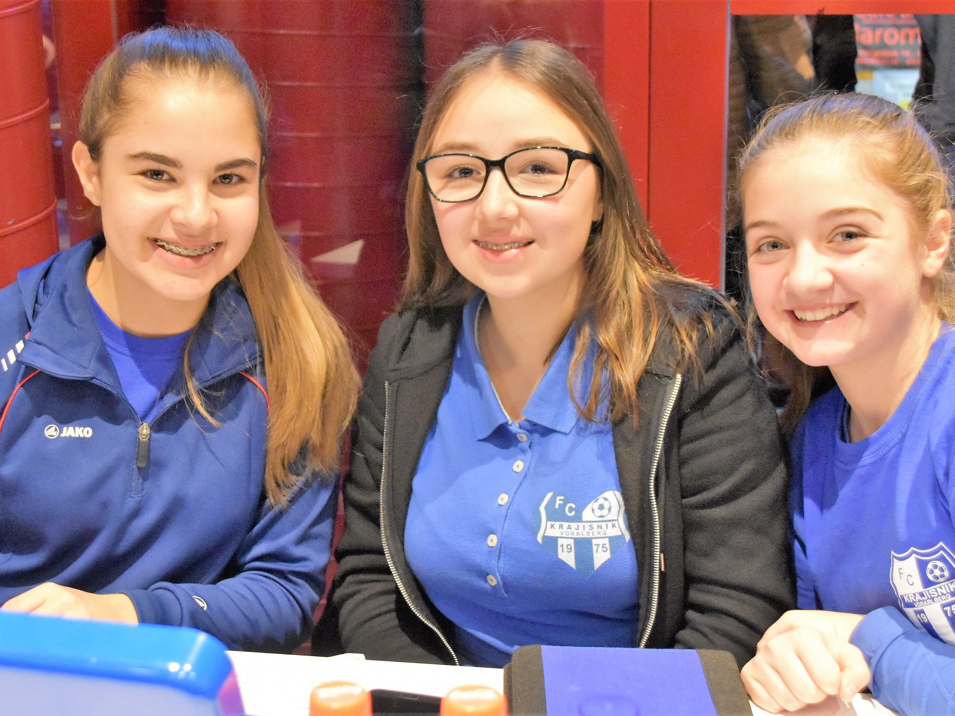 Naila, Mirjana und Chiara helfen tatkräftig mit Naila, Mirjana und Chiara helfen tatkräftig mit