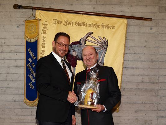 60 Jahre Treue: Ehrung von Raimund Lampert.