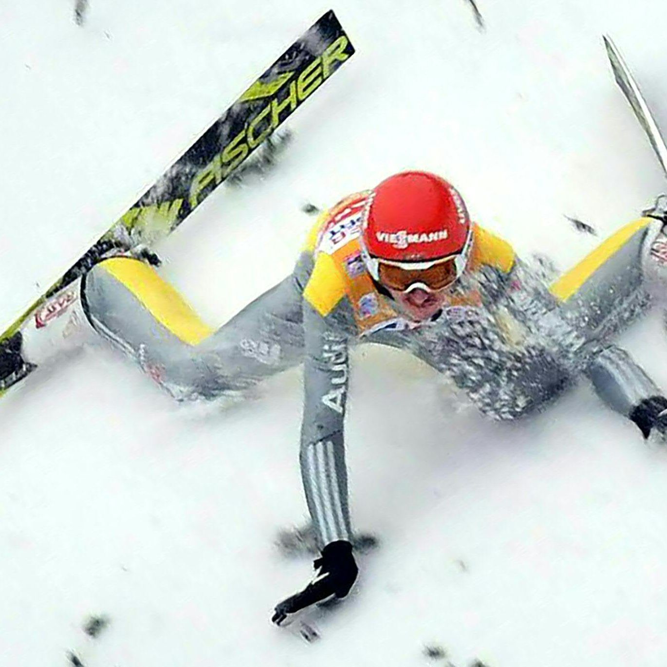 Richard Freitag stürzte am Bergisel im ersten Durchgang nach dem Aufsprung.