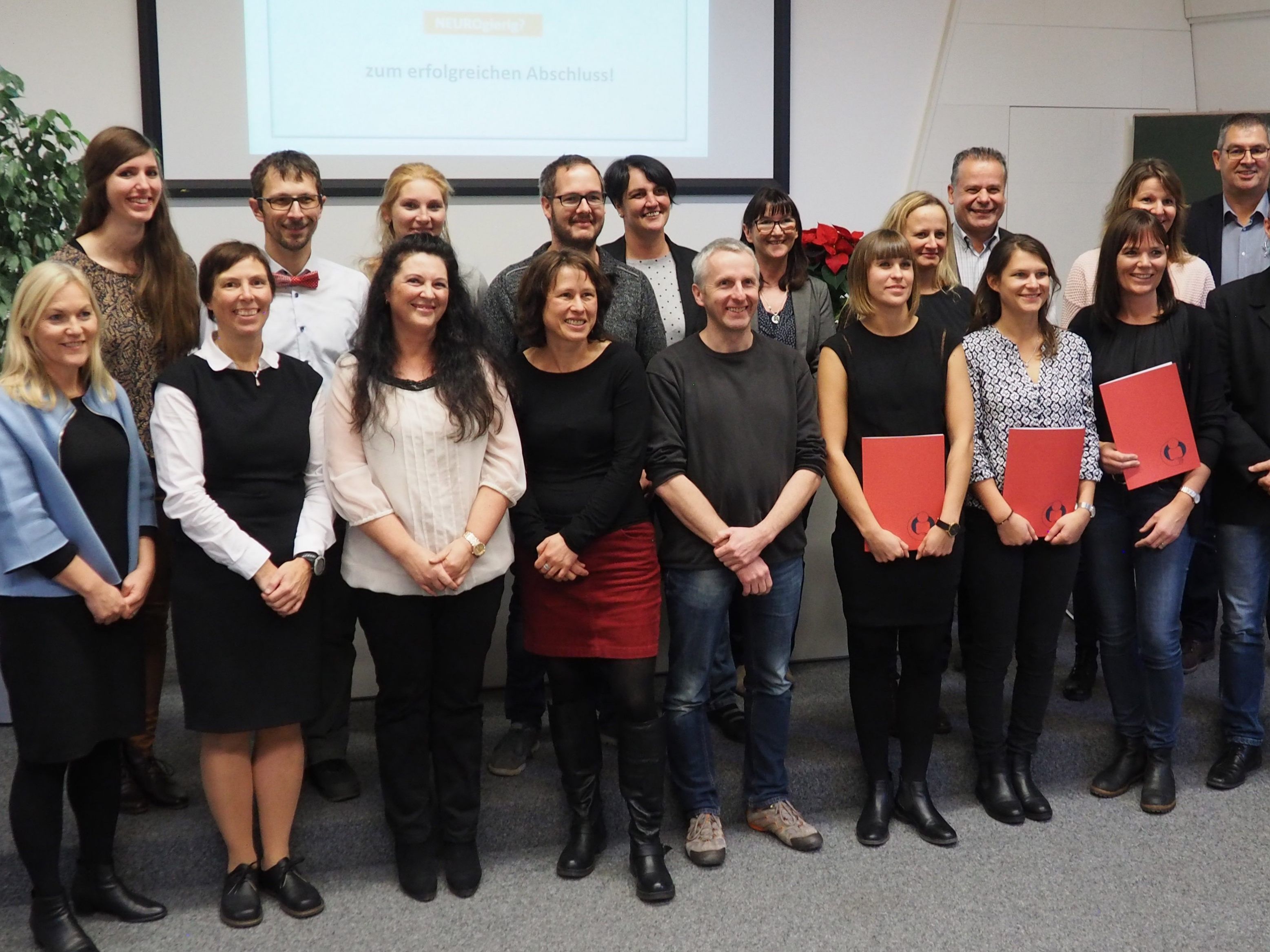 Strahlende Absolventinnen und Absolventen nach bestandener Weiterbildung „NEUROgierig – Neurologische Pflege“.