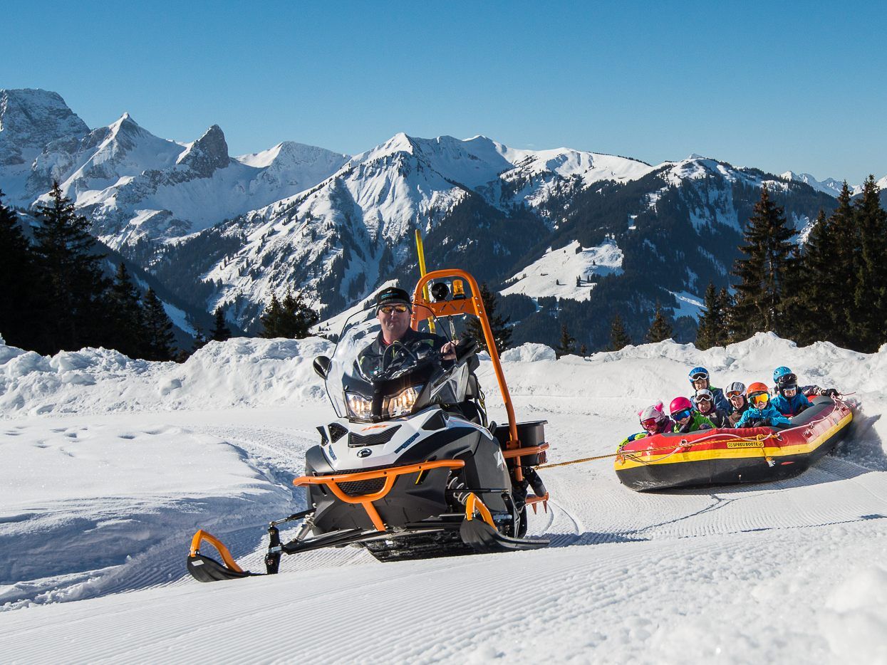 Vom 04. bis 09. Februar gibt es am Diedamskopf zusätzlich zum Pistenangebot tägliche Highlights für Kinder – wie zum Beispiel mit dem Schlauchboot über die Piste zu sausen.