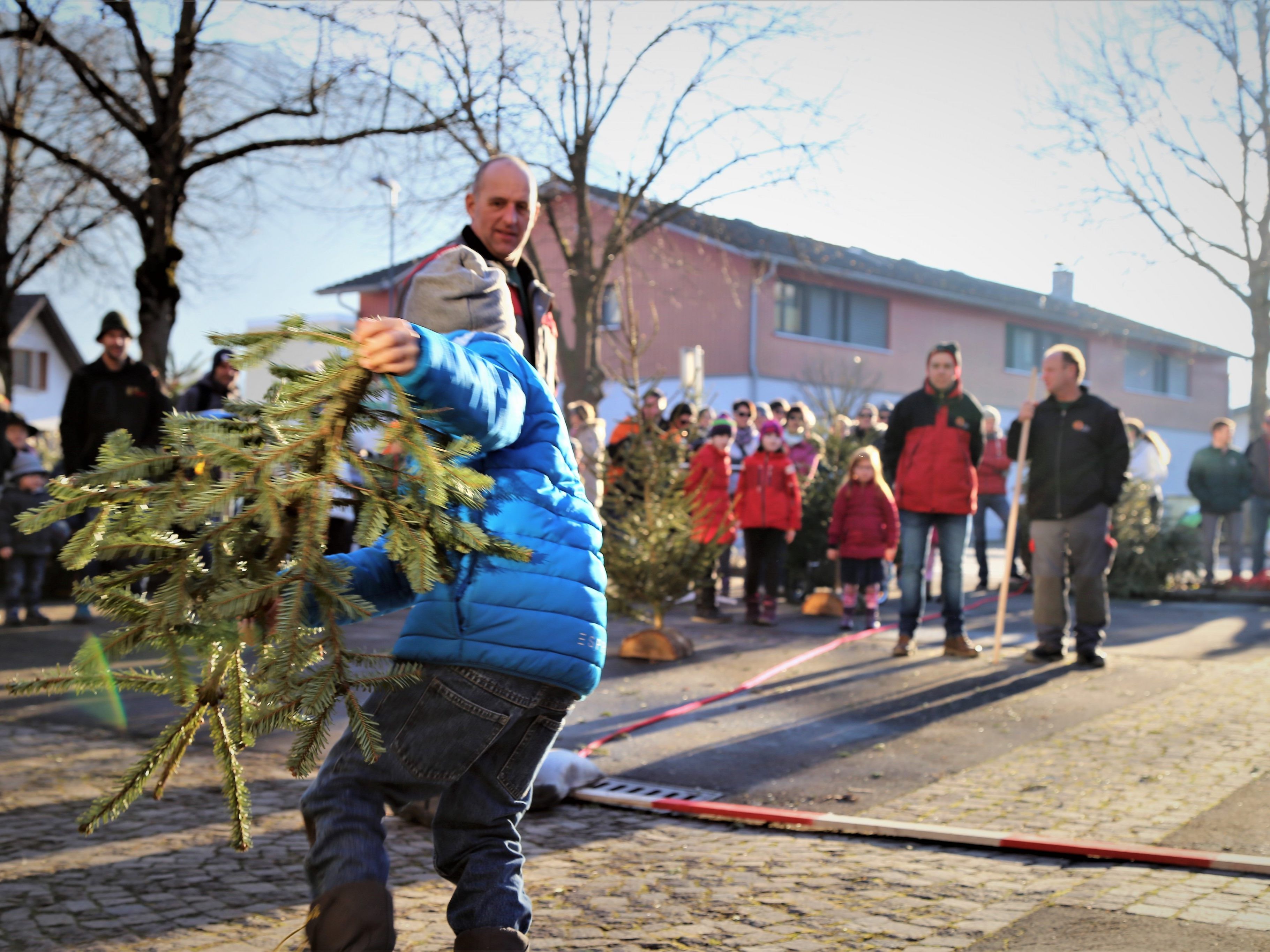 Großer Andrang am Kirchplatz Tosters: Die besten Teilnehmer warfen den Tannenbaum über drei Meter weit. Großer Andrang am Kirchplatz Tosters: Die besten Teilnehmer warfen den Tannenbaum über drei Meter weit.