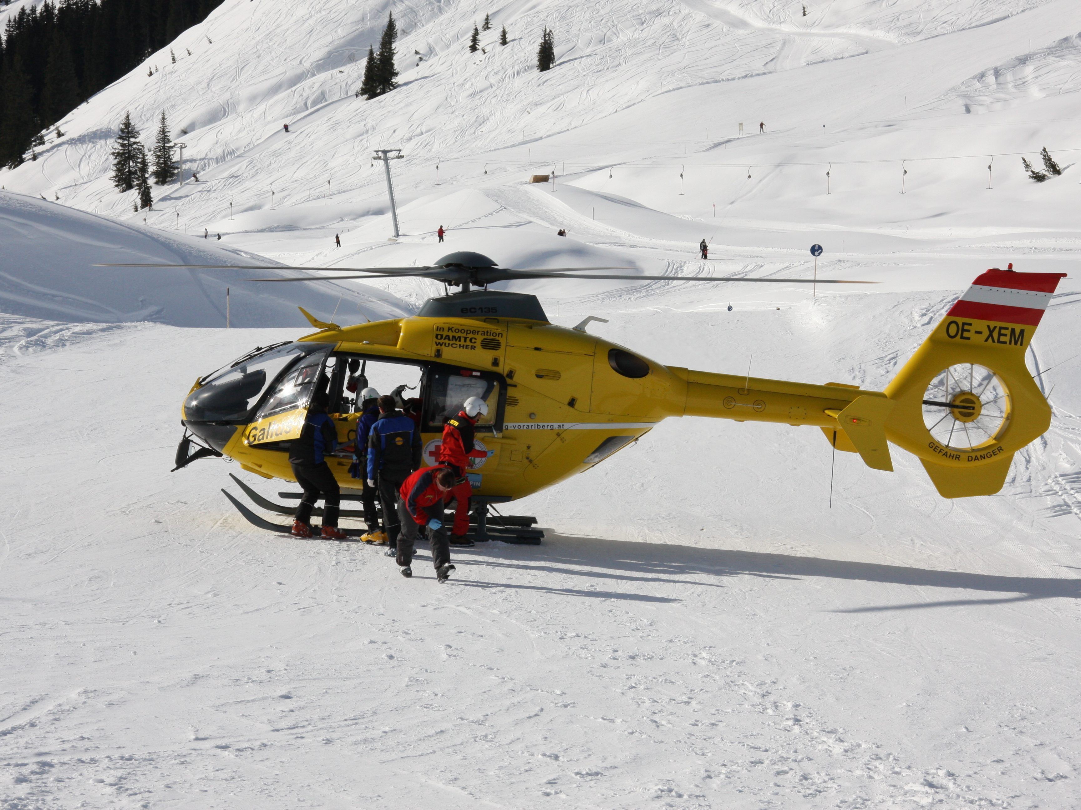 Der Rettungshubschrauber "Christophorus 8" im Einsatz.