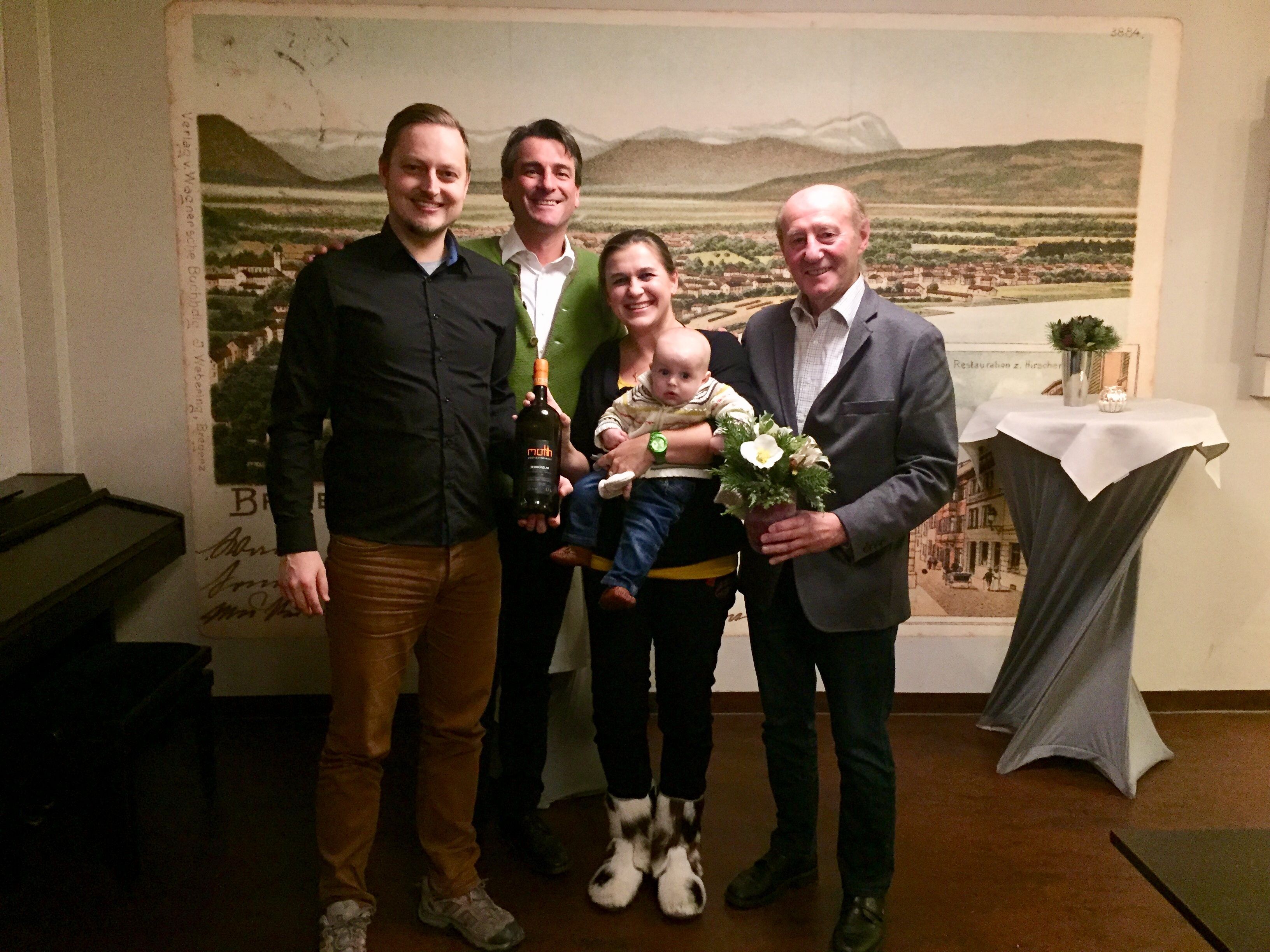 Schriftührer Andreas Gimpl (li.) und Ehrenobmann Willi Horatschek (re.) mit den Geburtstags- Jubilaren Harald Stifter und Obfrau Gabriele Gimpl mit dem jüngsten Skiclub-Mitglied Lukas Gimpl. Schriftührer Andreas Gimpl (li.) und Ehrenobmann Willi Horatschek (re.) mit den Geburtstags- Jubilaren Harald Stifter und Obfrau Gabriele Gimpl mit dem jüngsten Skiclub-Mitglied Lukas Gimpl.