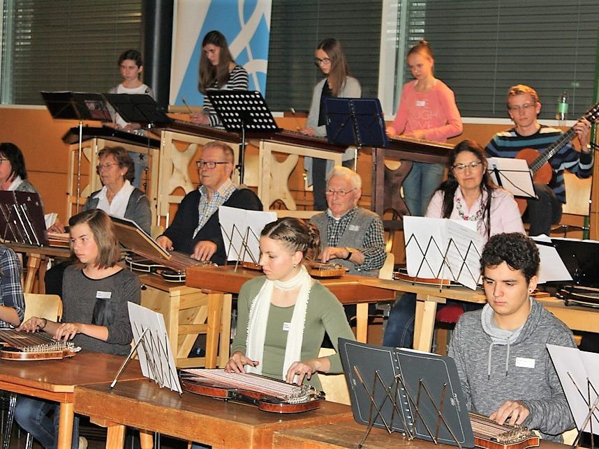 Der Vorarlberger Zithertag findet in der Musikhauptschule Lingenau statt. Der Vorarlberger Zithertag findet in der Musikhauptschule Lingenau statt.