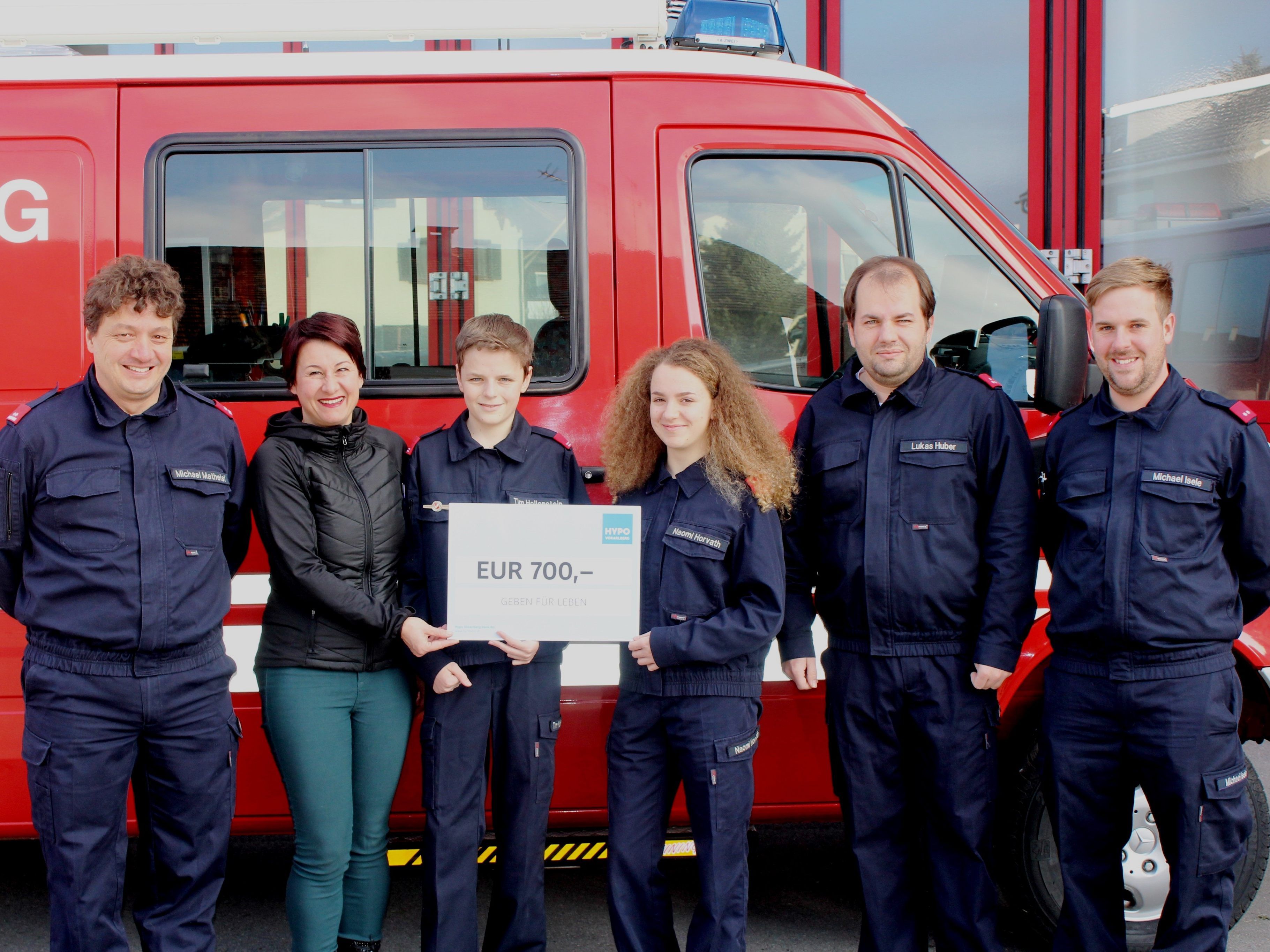 Die Feuerwehrjugend Lustenau übergibt den Scheck an Susanne Marosch vom Verein Geben für Leben Die Feuerwehrjugend Lustenau übergibt den Scheck an Susanne Marosch vom Verein Geben für Leben