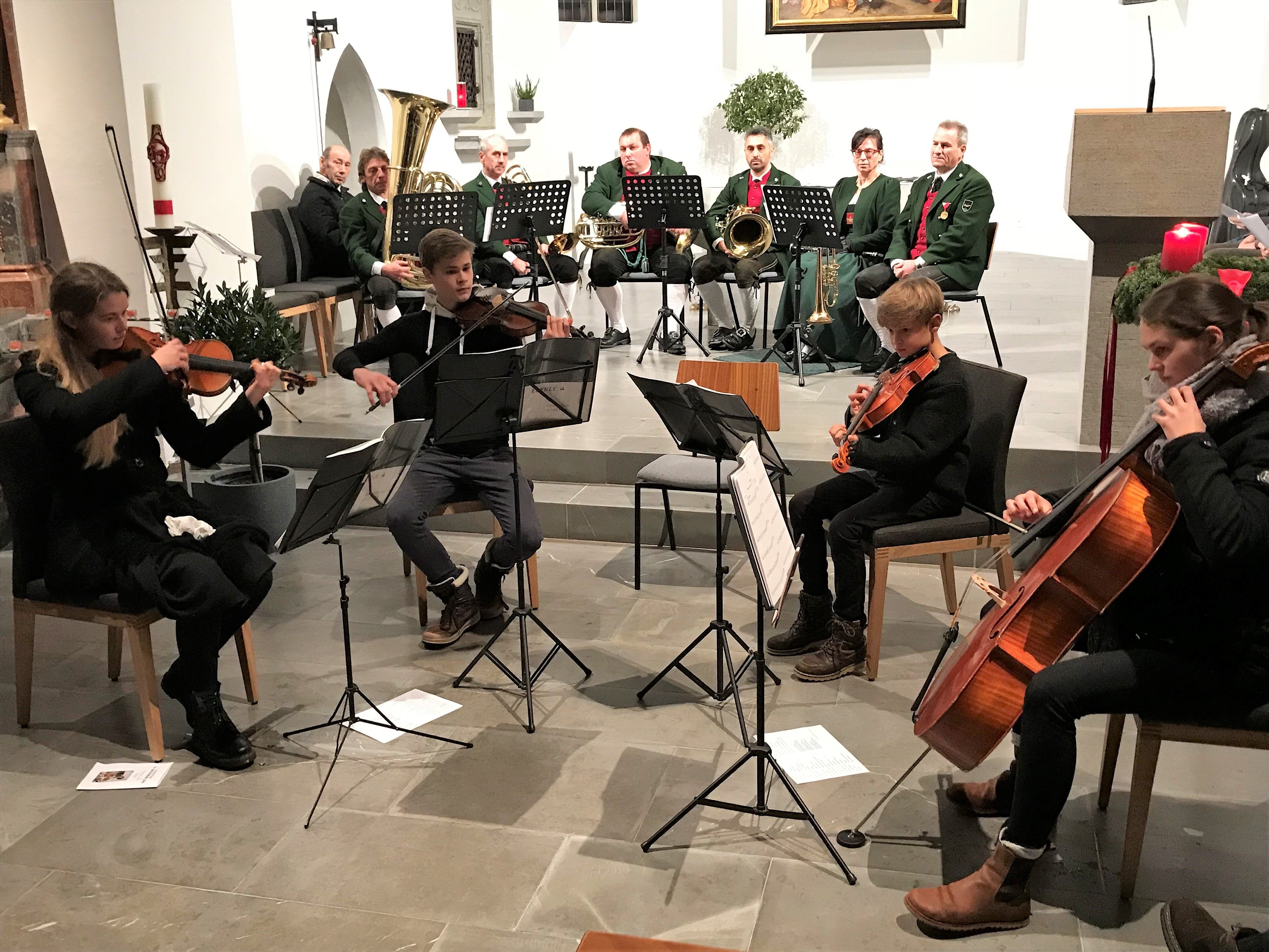 „Eberle 4“ mit Hanna, Marie, Constantin und Johannes begeisterten mit ihrem Programm. „Eberle 4“ mit Hanna, Marie, Constantin und Johannes begeisterten mit ihrem Programm.