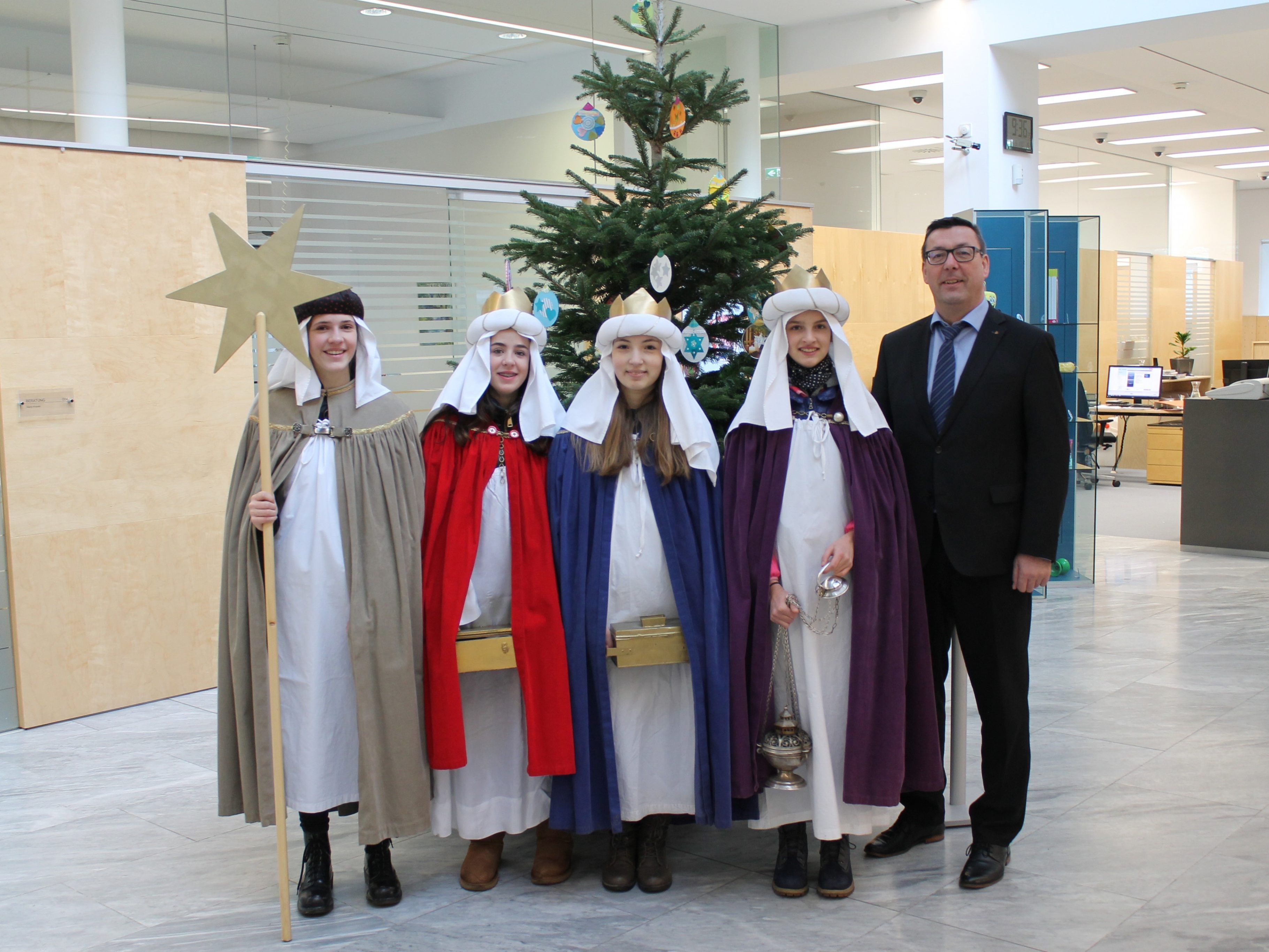 Die Sternsinger besuchten auch die Sparkasse der Stadt Feldkirch.