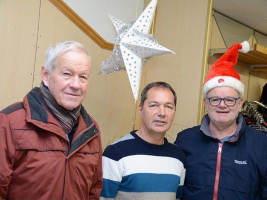 Der Gesandte des Nikolauses, Heinz Rützler und der Obmann der Nüziger Pensionisten Hubert Gstrein. Der Gesandte des Nikolauses, Heinz Rützler und der Obmann der Nüziger Pensionisten Hubert Gstrein.