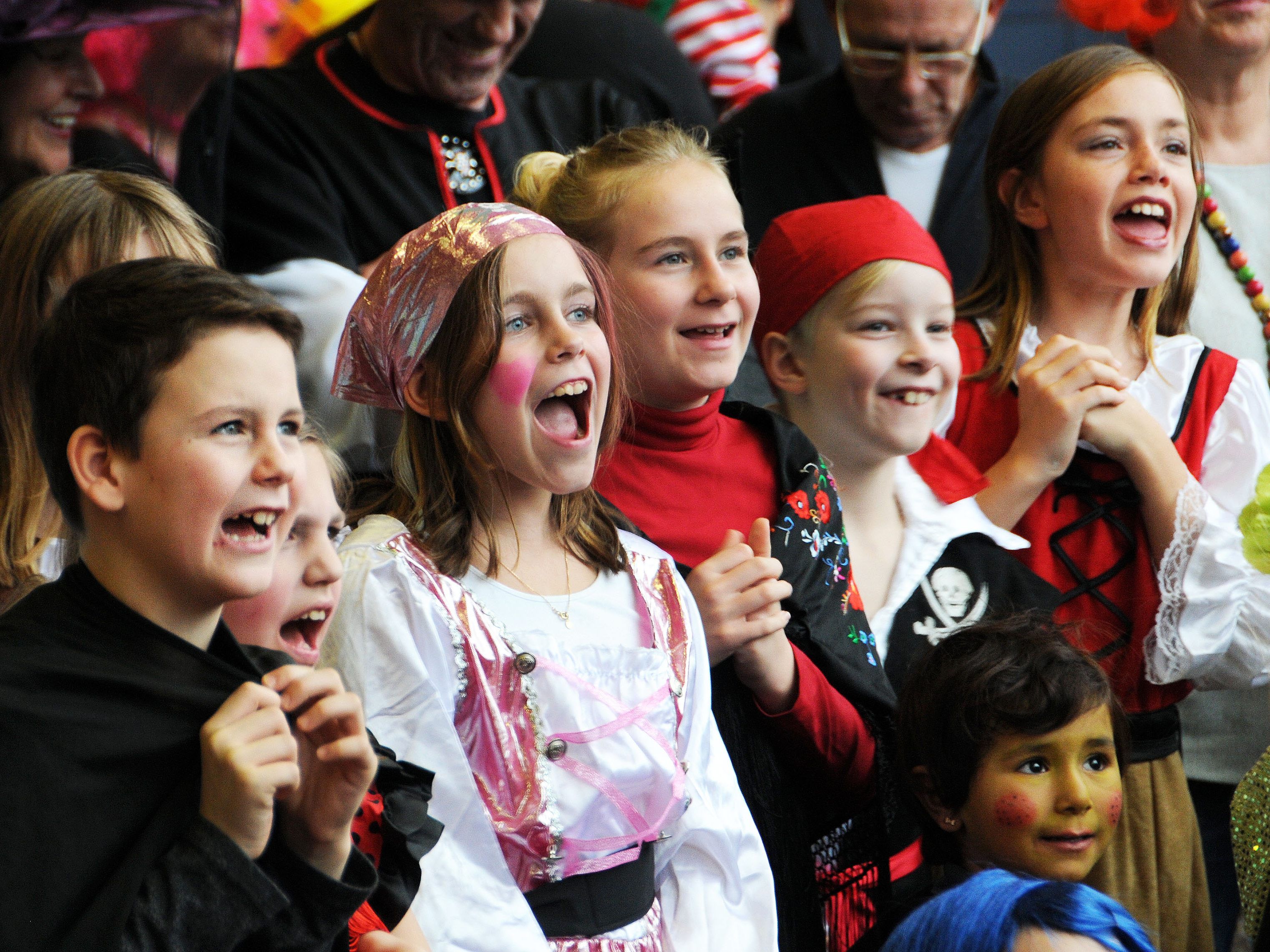 Begeisterte Mäschgerle bei den Einlagen von Clown Pompo beim Kinderball in Hard Begeisterte Mäschgerle bei den Einlagen von Clown Pompo beim Kinderball in Hard