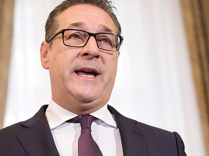 Vizekanzler und FPÖ-Chef Strache verurteilt "wirklich widerliches und antisemitisches" Lied und verteidigt Udo Landbauer.