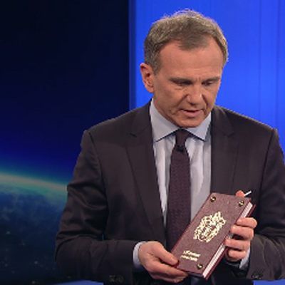 Der Ersteller des hier von ORF-Journalist Armin Wolf gehaltenen Liederbuches wurde identifiziert und suspendiert