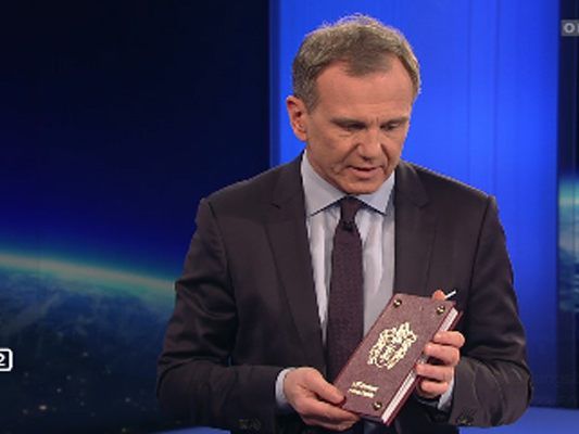 Der Ersteller des hier von ORF-Journalist Armin Wolf gehaltenen Liederbuches wurde identifiziert und suspendiert