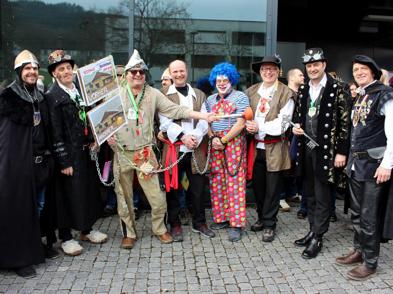 Zusammen mit den Faschingszünften Bäumle, Berg und Hofen hat „Steampunk-Bürgermeister“ Stefan Pienz vom Bäumle mit der Übernahme des Gemeindeschlüssels die „Regierungsgeschäfte“ in Lochau übernommen. Zusammen mit den Faschingszünften Bäumle, Berg und Hofen hat „Steampunk-Bürgermeister“ Stefan Pienz vom Bäumle mit der Übernahme des Gemeindeschlüssels die „Regierungsgeschäfte“ in Lochau übernommen.