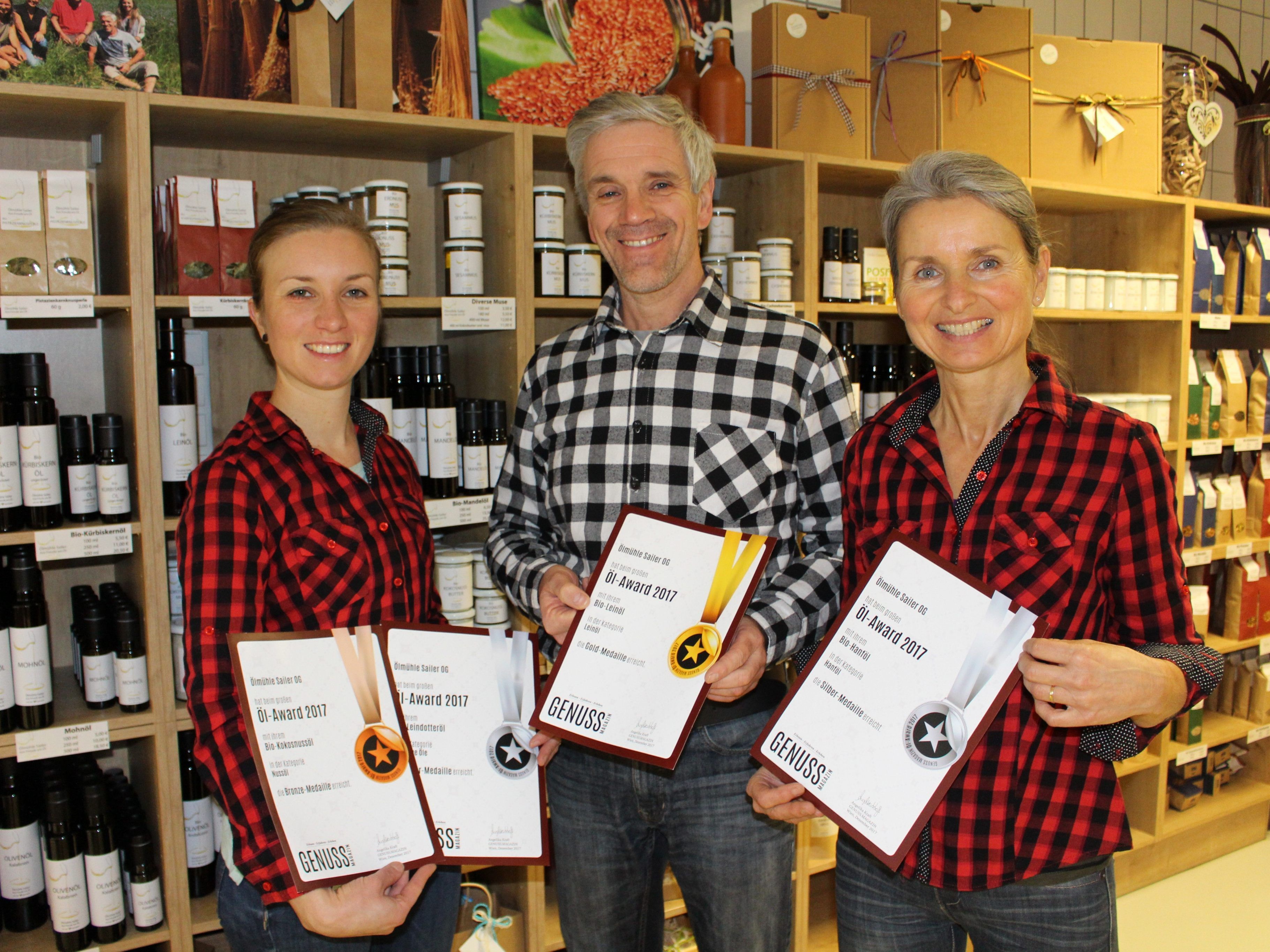 Ramona, Christian und Barbara Sailer freuen sich über die tollen Auszeichnungen ihrer Produkte und präsentieren voll Stolz die zertifizierten Urkunden. Ramona, Christian und Barbara Sailer freuen sich über die tollen Auszeichnungen ihrer Produkte und präsentieren voll Stolz die zertifizierten Urkunden.