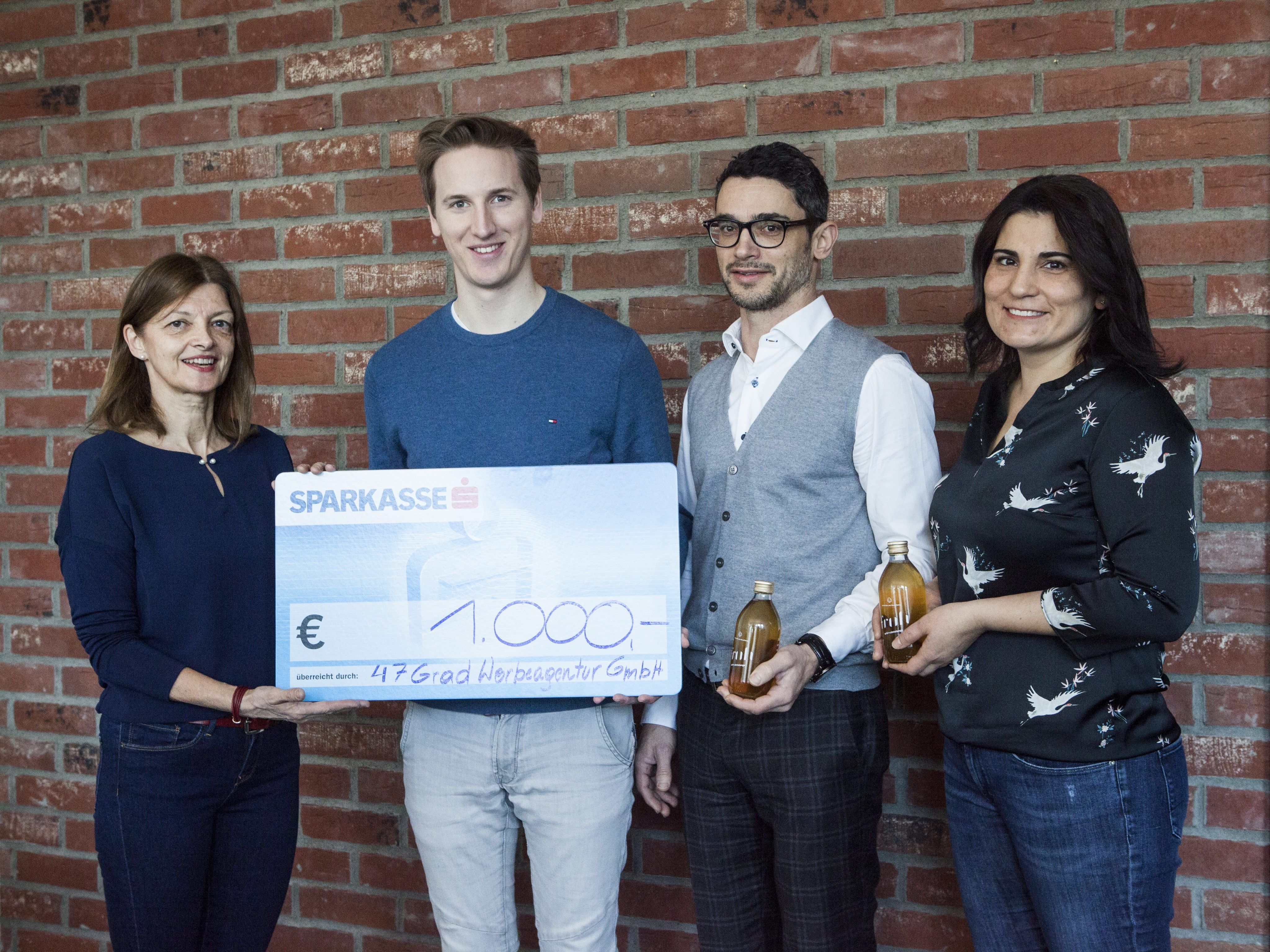 Freuten sich über die Spende von 1000 Euro: Doris Klinger und Bircan Cosgun (Götzner für Götzner), die von der Werbeagentur 47Grad Daniel Nußbaum (Art Director) und GF Christian Kofler übergeben wurde