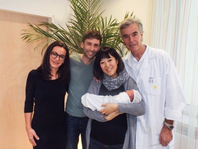 Plegedirektorin Mag. Heidemarie Dunkler-Zotter (ganz links) Ärztlicher Direktor Univ.-Prof. Dr. Fritz Nagele (ganz rechts) und die stolzen Eltern (Mitte) Plegedirektorin Mag. Heidemarie Dunkler-Zotter (ganz links) Ärztlicher Direktor Univ.-Prof. Dr. Fritz Nagele (ganz rechts) und die stolzen Eltern (Mitte)