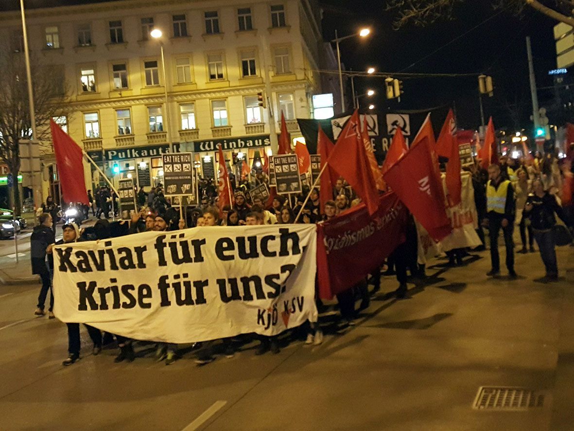 Bei der Opernballdemo wird gegen die Reichen aufmarschiert