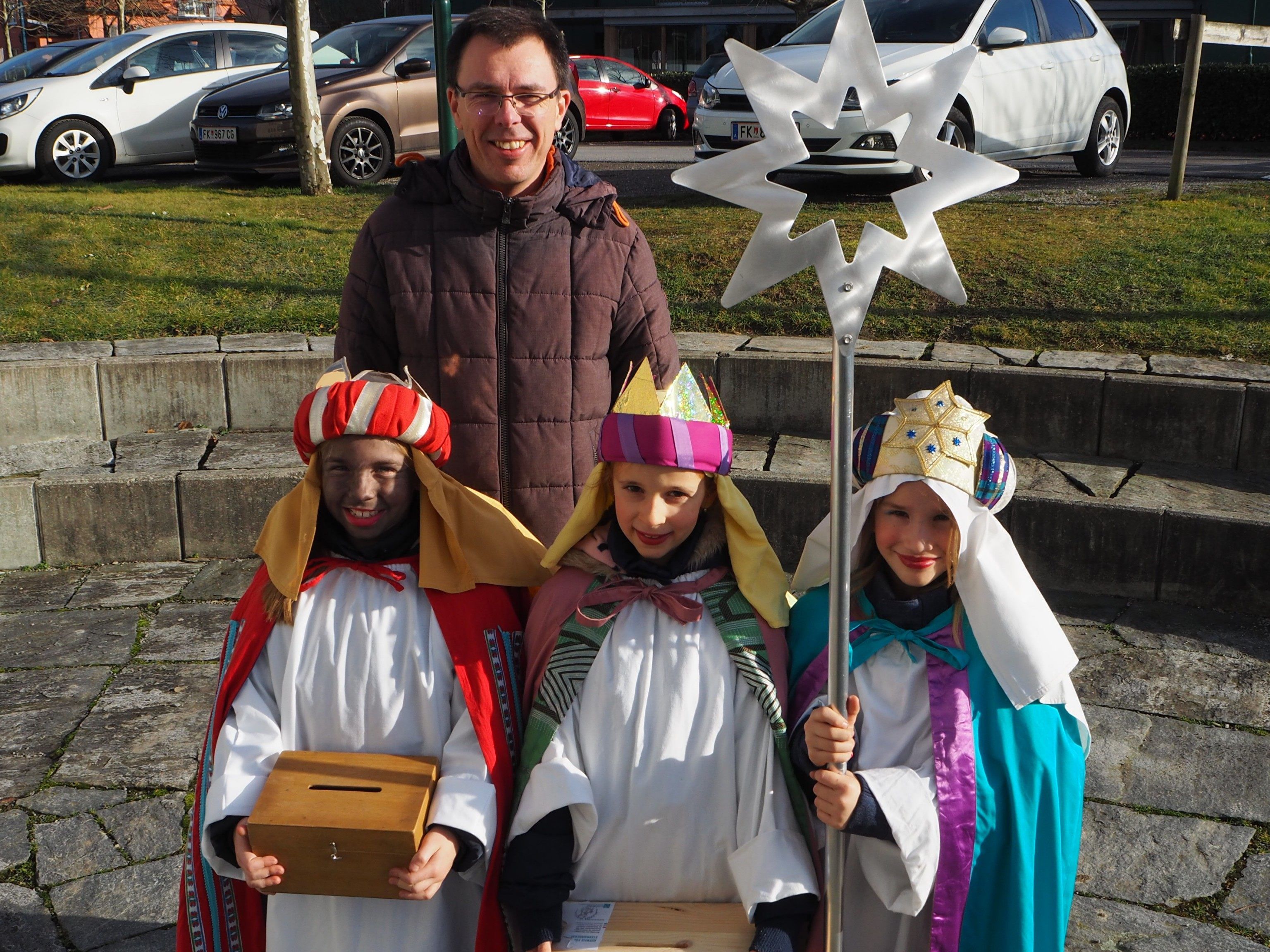 Madlin, Melina und Theresa mit Pfarrer Rainer Büchel Madlin, Melina und Theresa mit Pfarrer Rainer Büchel