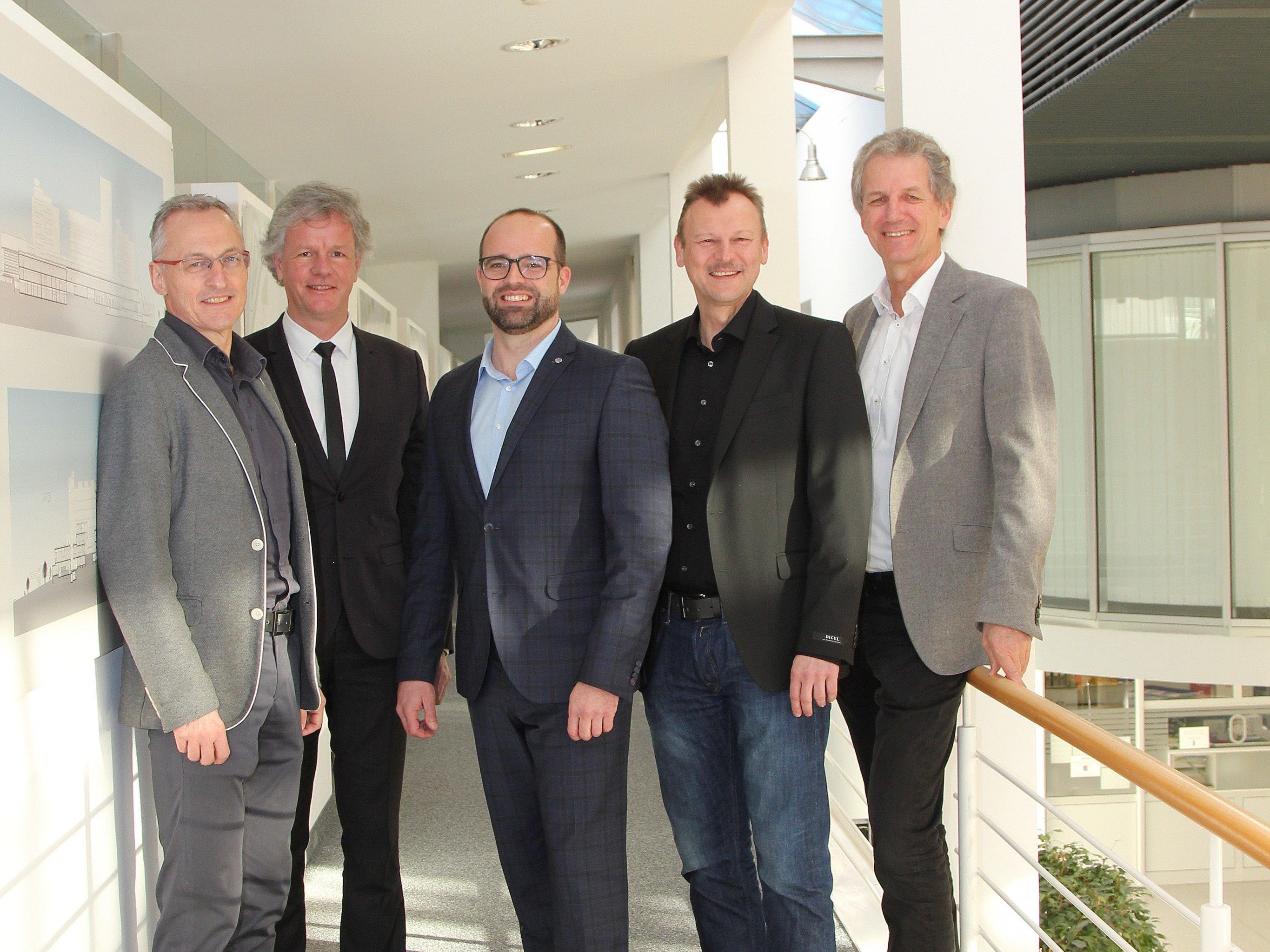 Der neue Primarius wird beide Abteilungen für Chirurgie - am Schwerpunktkrankenhaus Feldkirch sowie am LKH Bludenz – führen. (Im Bild: v.l. Prok. Dr. Norbert Kathan, Dir. Dr. Gerald Fleisch, Prim. Prof. Dr. Ingmar Königsrainer, Dir. Prim. Dr. Peter Fraunberger, Prok. Mag. Markus Schuler)