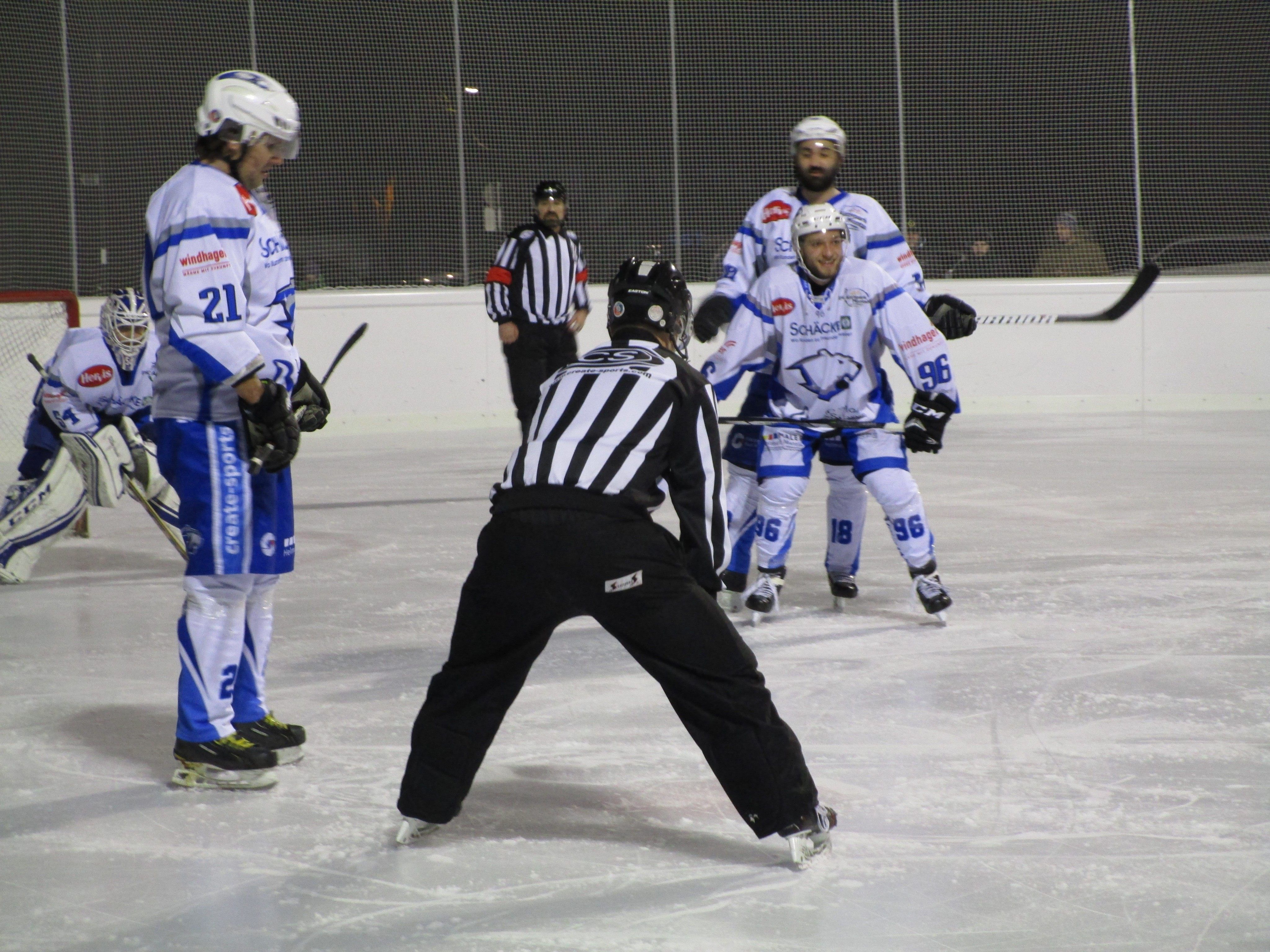 Fussi, Thöny, Colleoni vor dem Bully. Links im Hintergrund Goalie Dieber