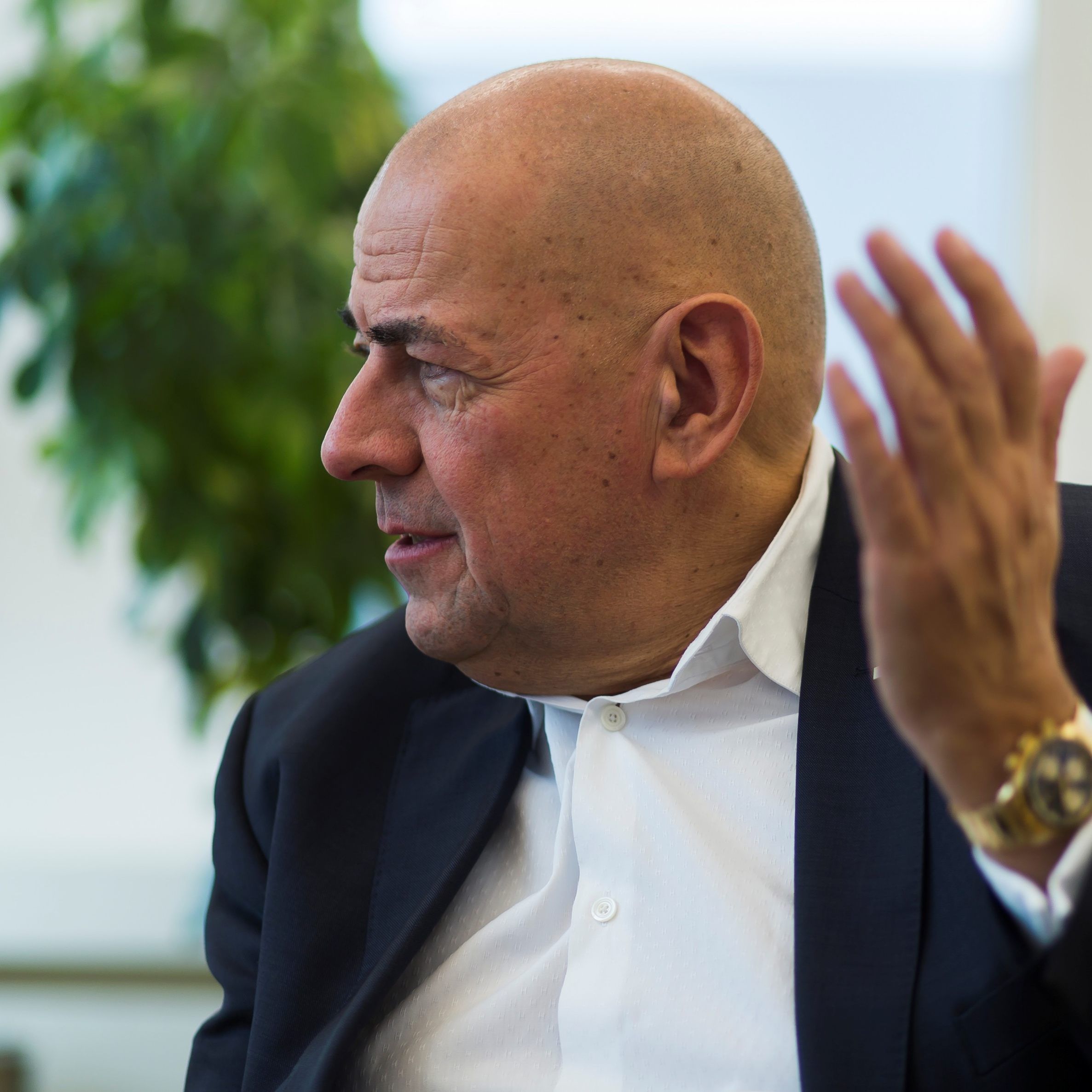 Vorstandsvorsitzender Dr. Ulrich Schumacher bietet GEspräche über seinen Rücktritt an.