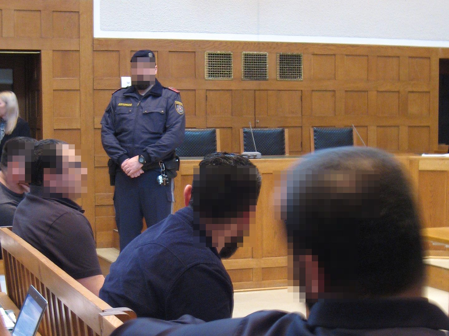 Insgesamt müssen sich heute sechs Angeklagte wegen schwerer Körperverletzung vor Gericht verantworten.