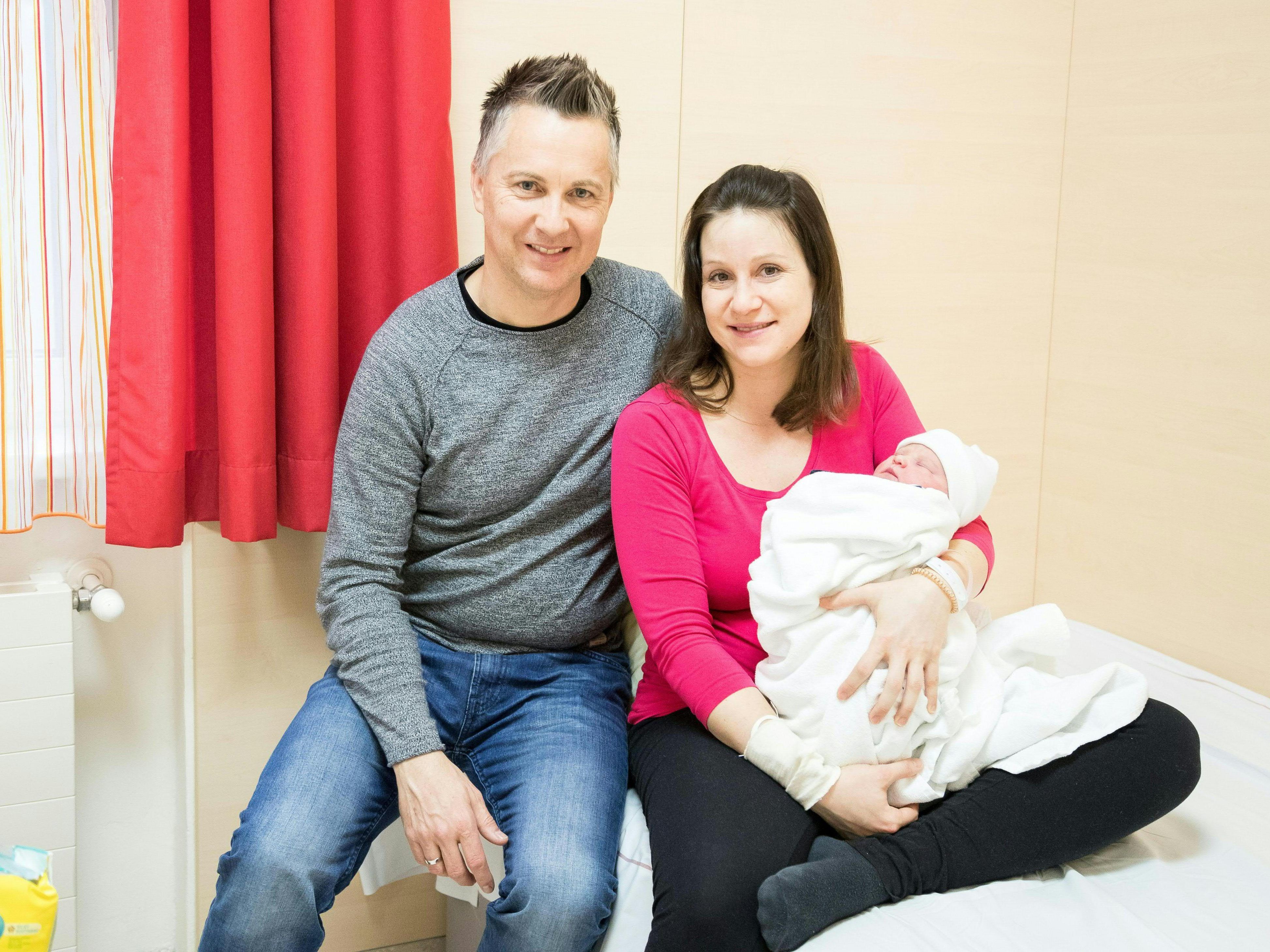 Das Neujahrsbaby mit seinen stolzen Eltern Das Neujahrsbaby mit seinen stolzen Eltern