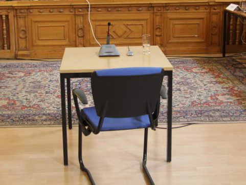 Obwohl von Zeugen durchgängig massiv belastet, bestreitet der Angeklagte sämtliche Vorwürfe.