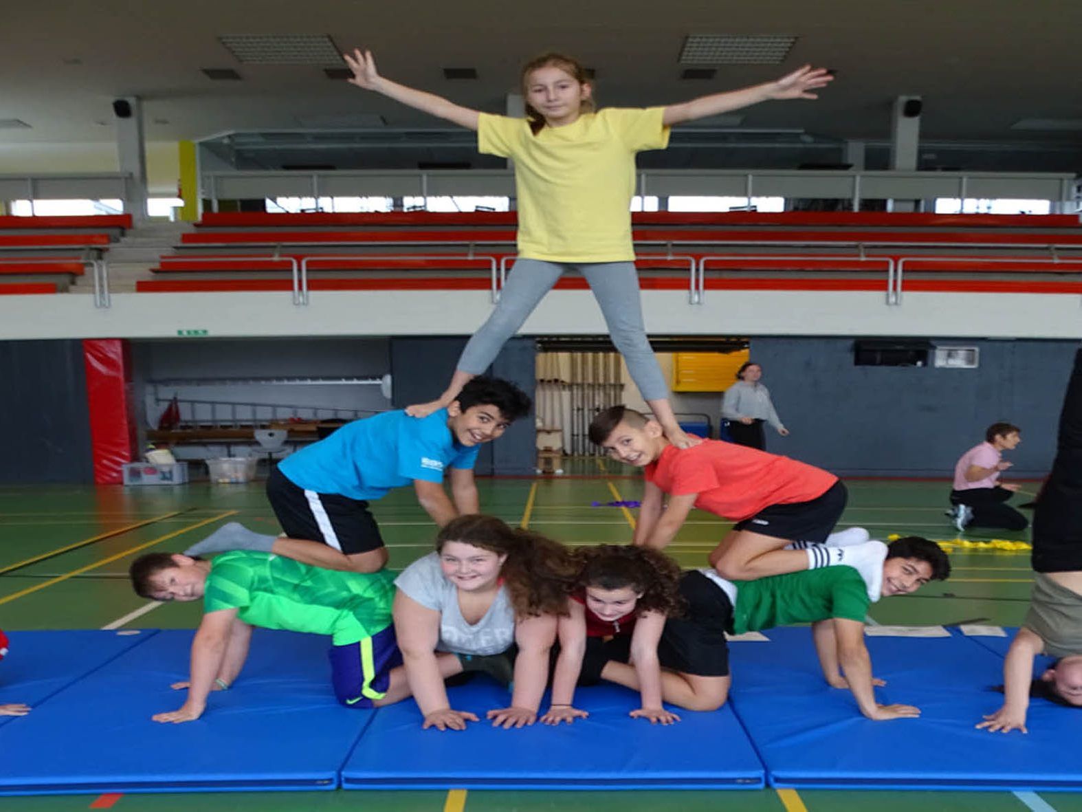 Figurenakrobatik beim Mitmachzirkus in der Sporthalle am Tag der offenen Tür.