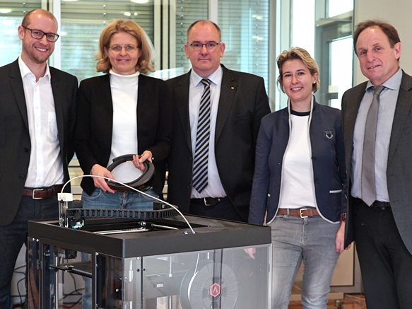 HWI-Lehrpersonen Alexander Berzler und Verena Fastenbauer, UBIT-Obmann Christian Bickel, UBIT-GF Sibylle Drexel, HAK Bregenz-Direktor Manfred Hämmerle. HWI-Lehrpersonen Alexander Berzler und Verena Fastenbauer, UBIT-Obmann Christian Bickel, UBIT-GF Sibylle Drexel, HAK Bregenz-Direktor Manfred Hämmerle.