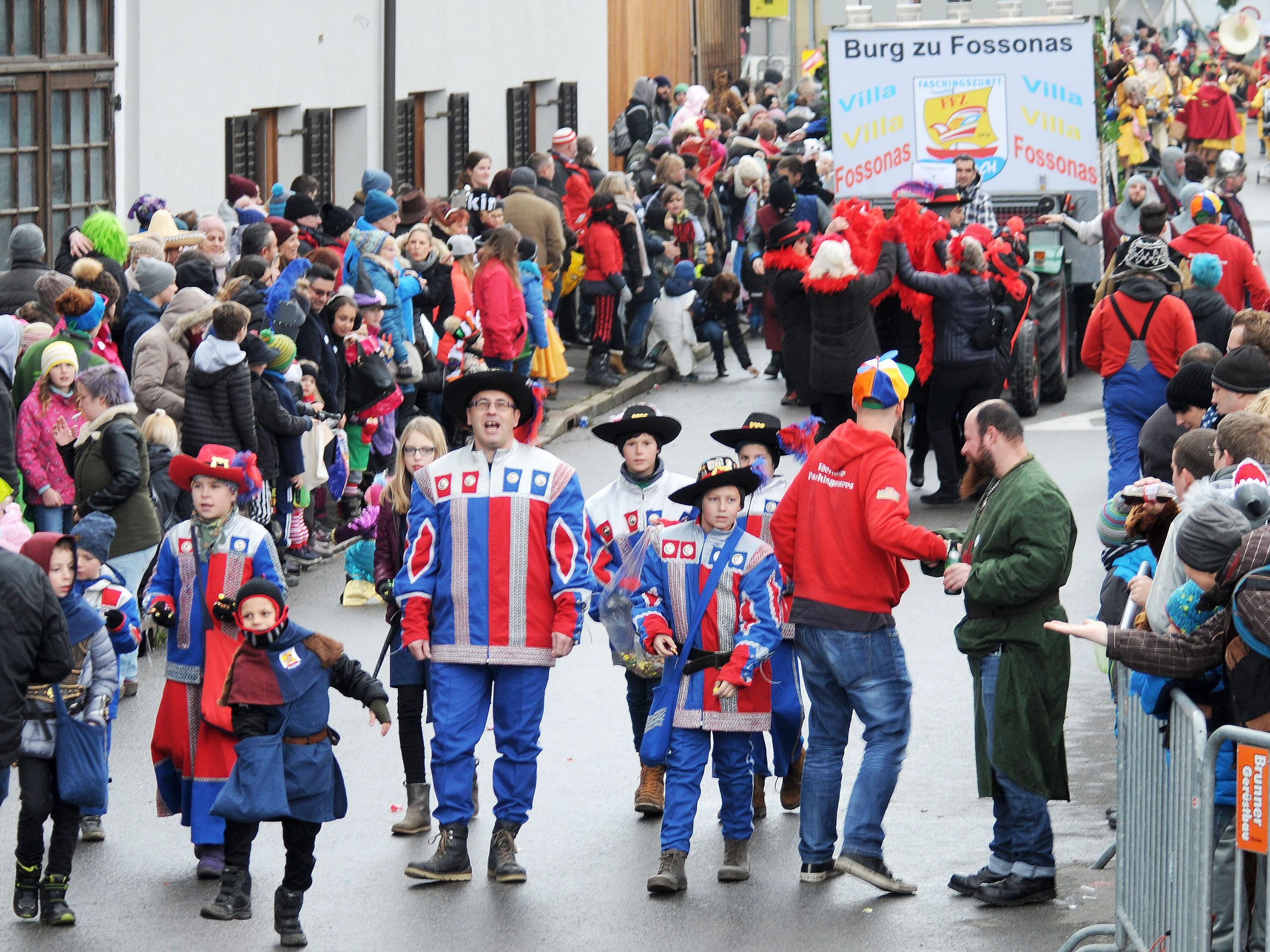 Die Fußacher Faschingszuznft mit ihrer neuen Narrenburg