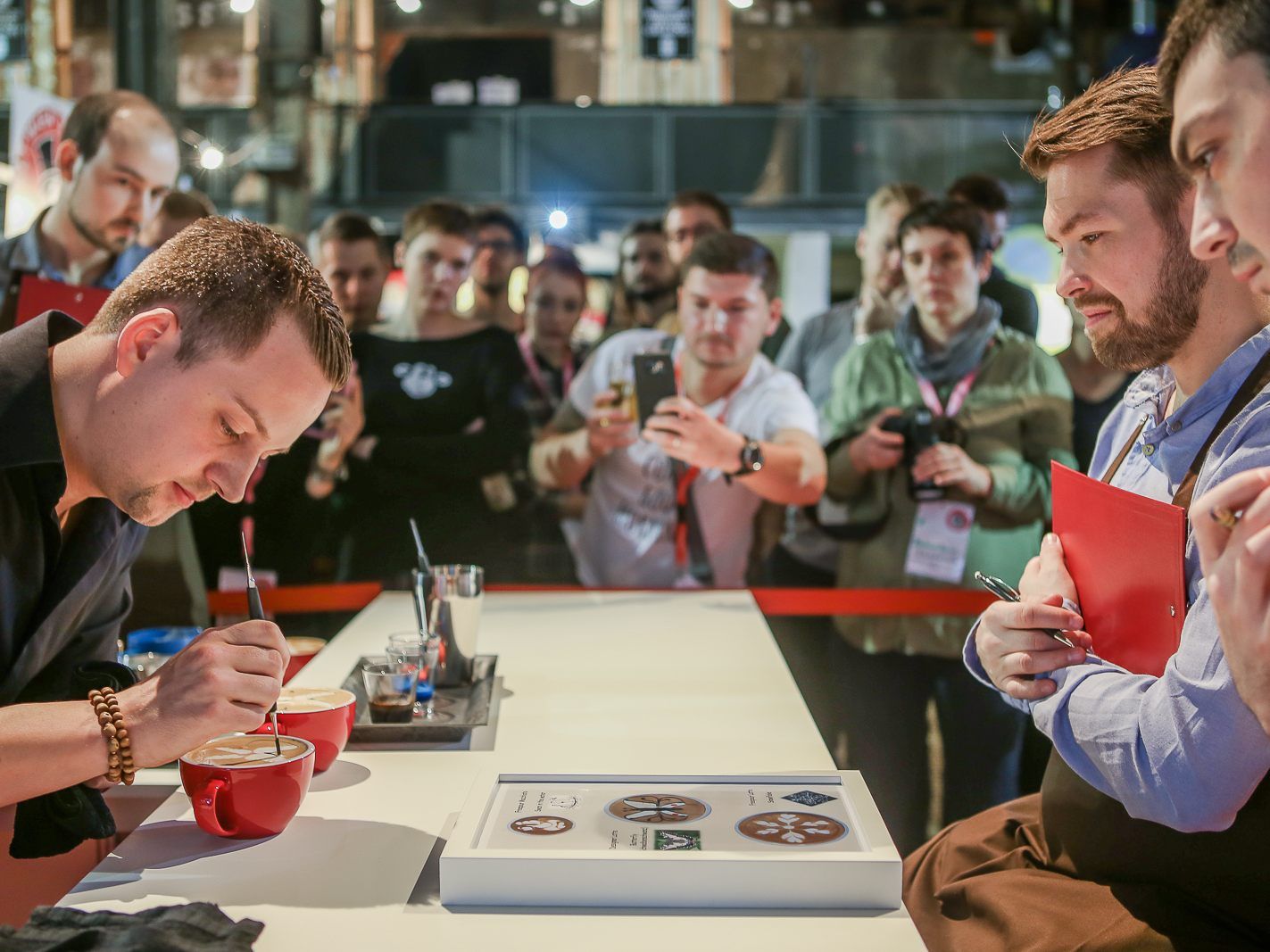 Mehr als Kunst mit Milch wird bei der "Latte Art" beim Vienna Coffee Festival 2018 in der Ottakringer Brauerei dargeboten.