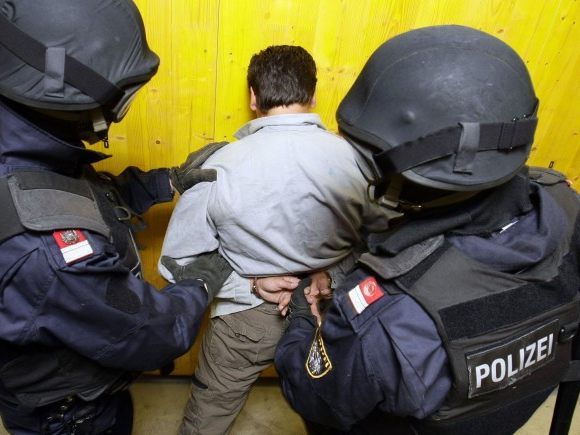 Nach der Messerattacke in Wien-Favoriten musste die WEGA den mutmaßlichen Täter festnehmen. Nach der Messerattacke in Wien-Favoriten musste die WEGA den mutmaßlichen Täter festnehmen.